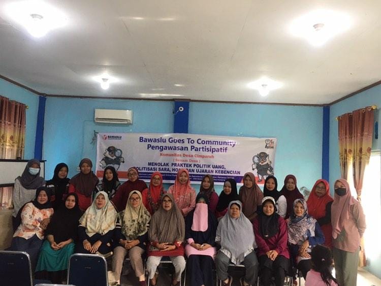 Foto bersama dalam kegiatan bawaslu goes to community