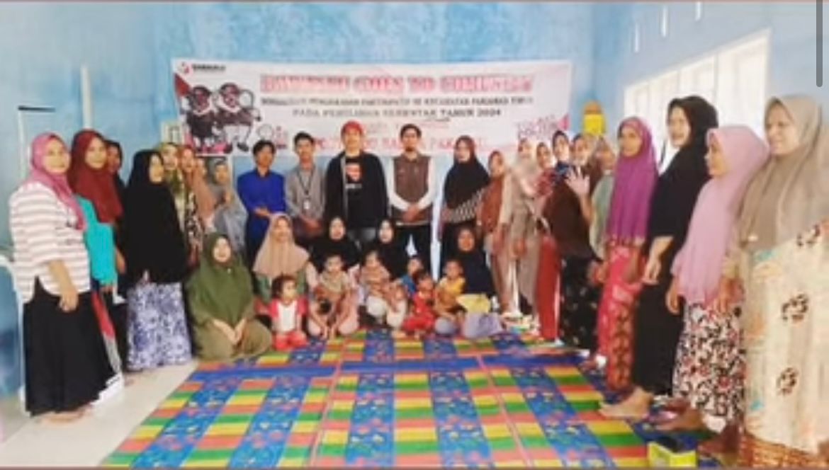 Foto bersama Panwascam dengan komunitas Posyandu Balita