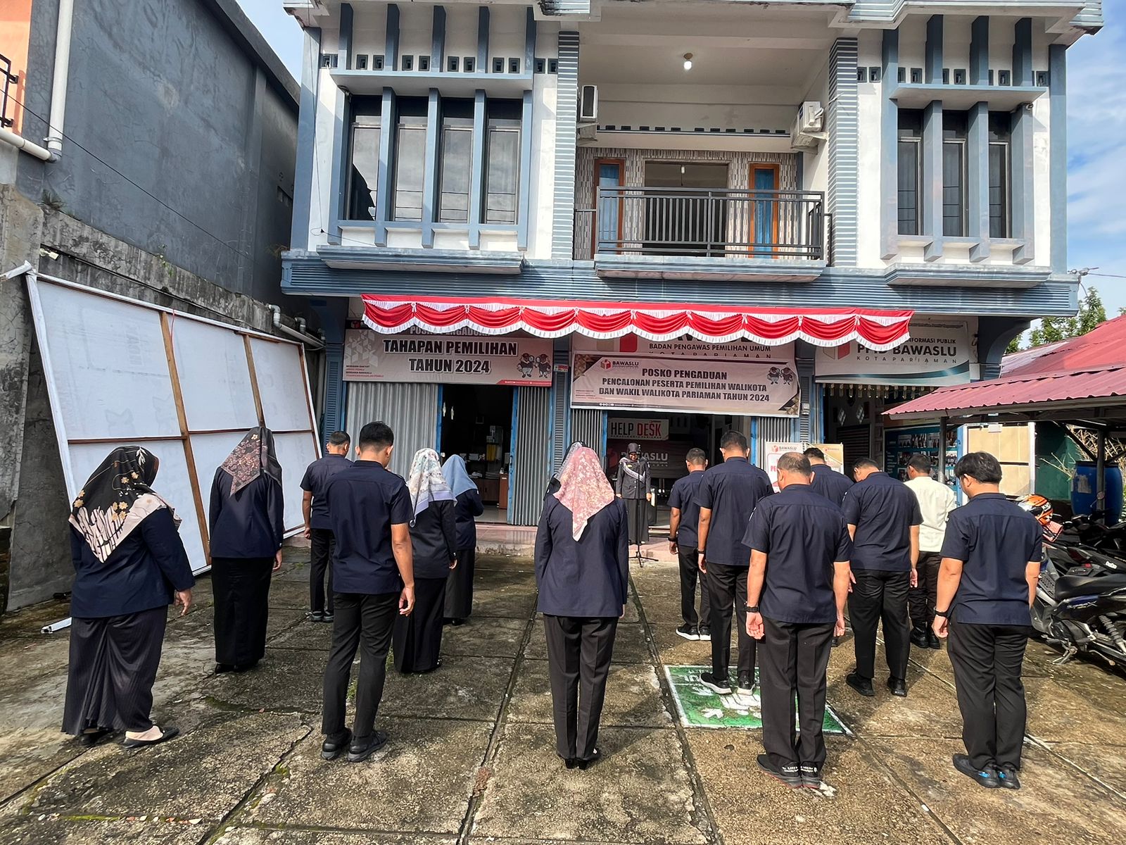 Foto saat apel pagi dipimpin oleh Linda di halaman kantor bawaslu kota pariaman
