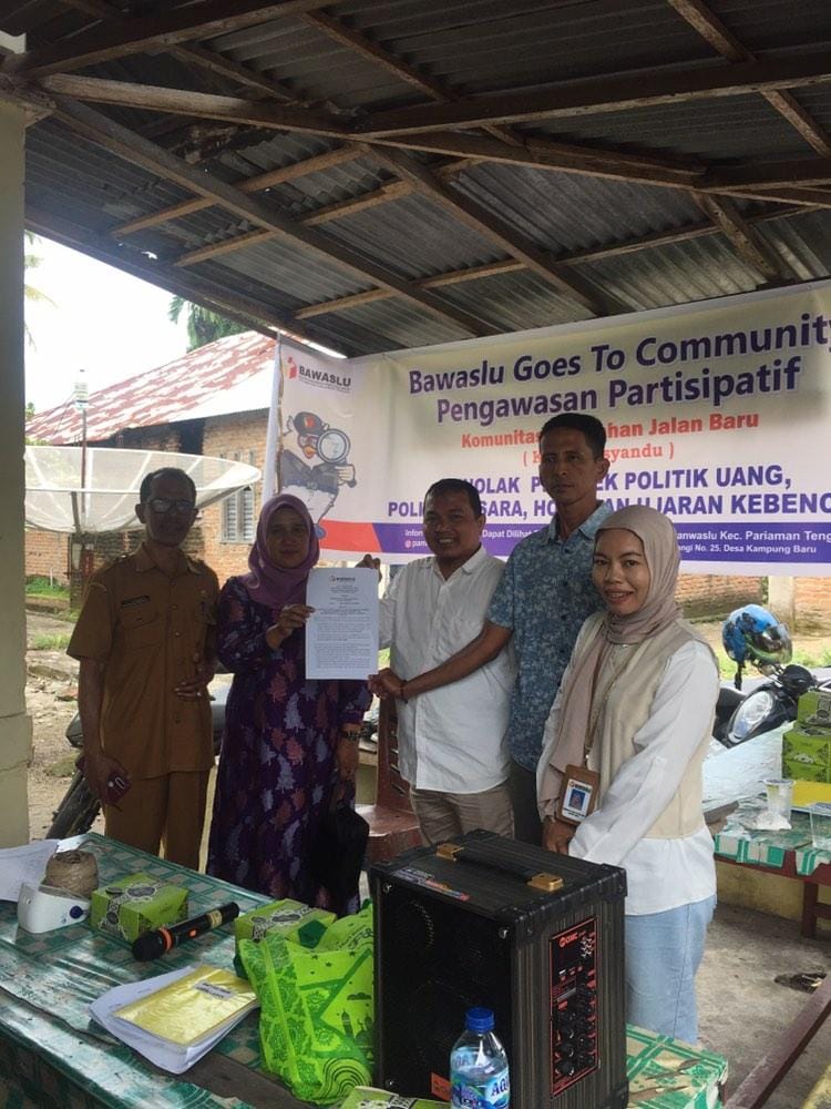 Anggota Panwascam Pariaman tengah melakukan sosialisasi pengawasan partisipatif bersama komunitas posyandu lansia