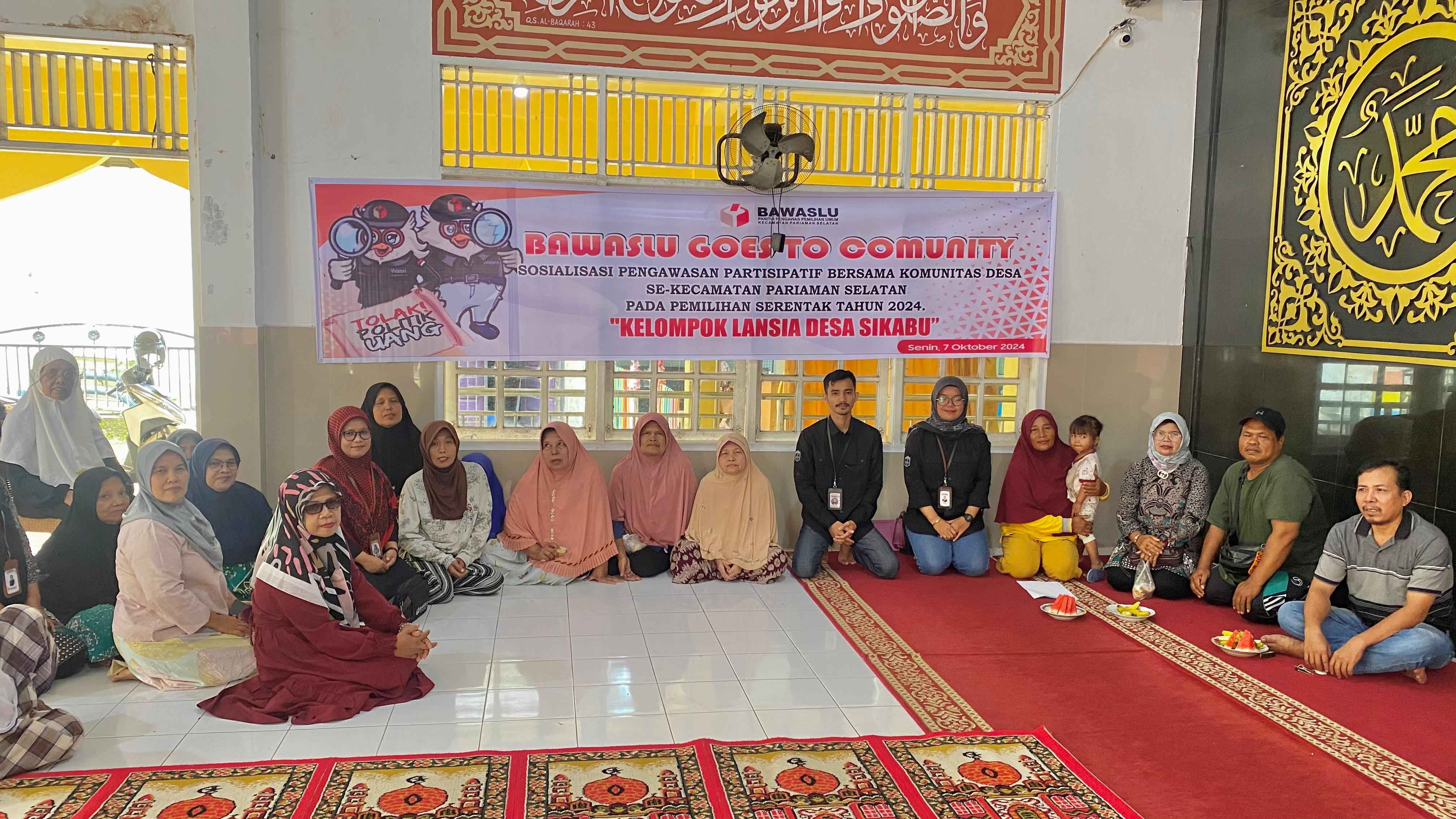 Foto saat Pimpinan Panwaslu Kecamatan Pariaman Sedang melakukan Bawaslu goes to community bersama kelompok lansia desa sikabu