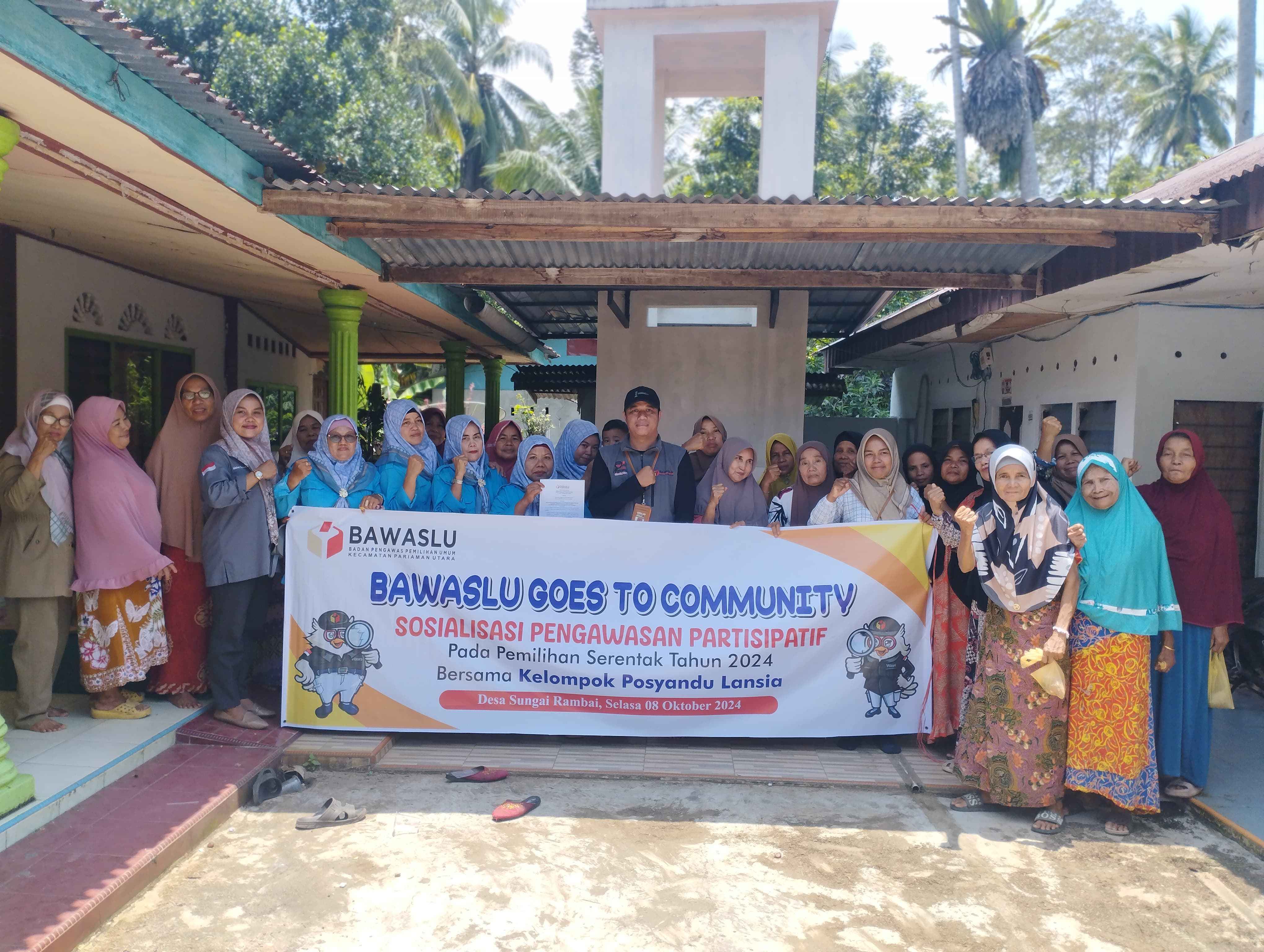 foto panwascam pariaman utara dan staf bersama komunitas restu lansia dalam kegiatan bawaslu goes community