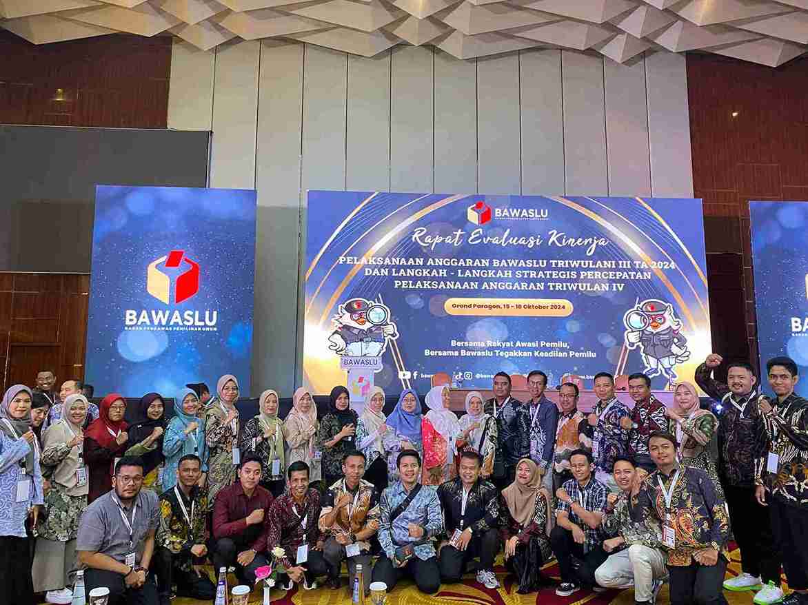 foto bawaslu se-sumatera barat dalam kegiatan rapat evaluasi kinerja pelaksanaan anggaran bawaslu triwulan III TA 2024 dan langkah-langkah strategis percepatan pelaksanaan anggaran triwulan IV