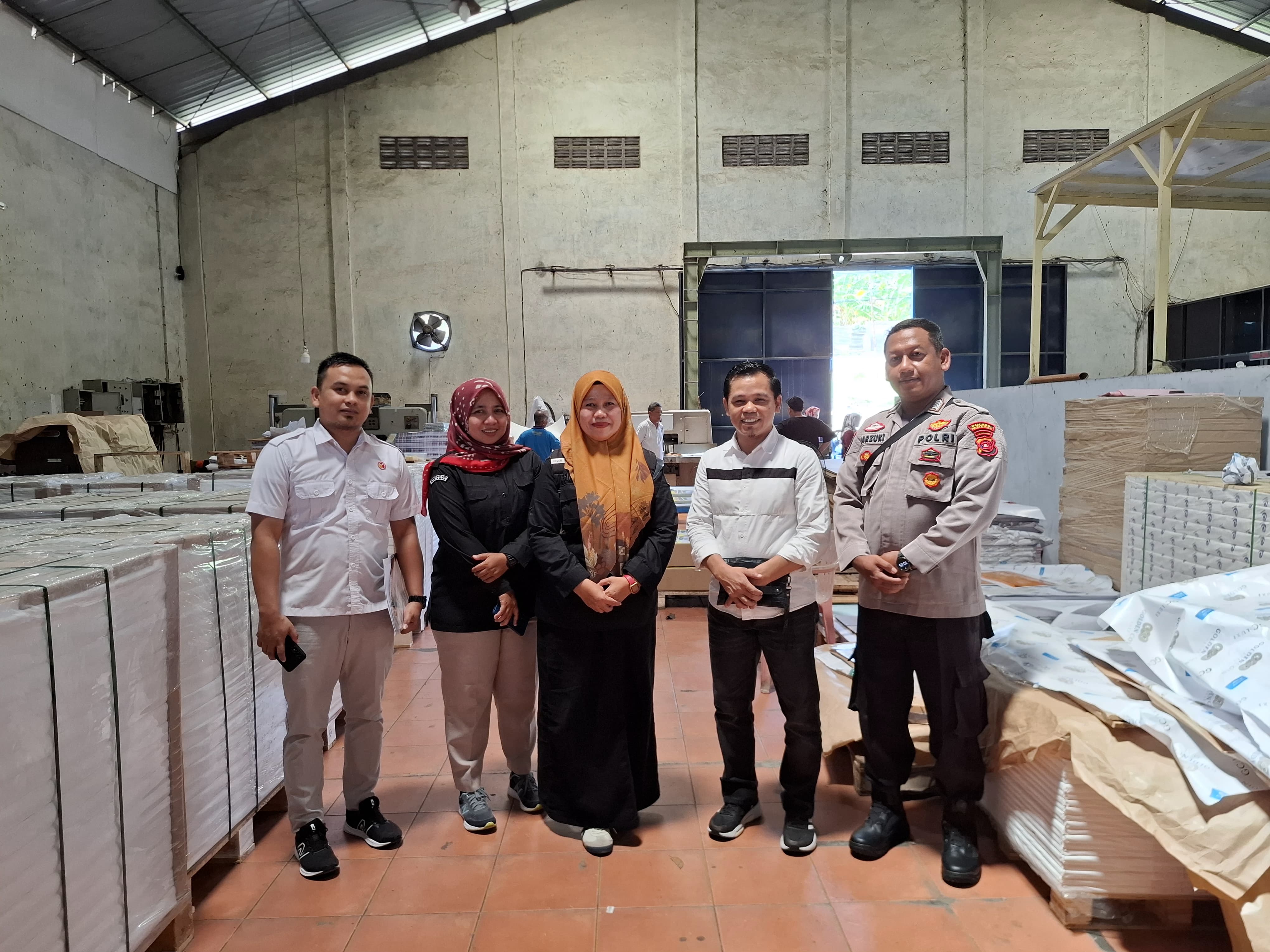 foto bersama bawaslu, kpu dan polres pariaman dalam memonitoring surat suara