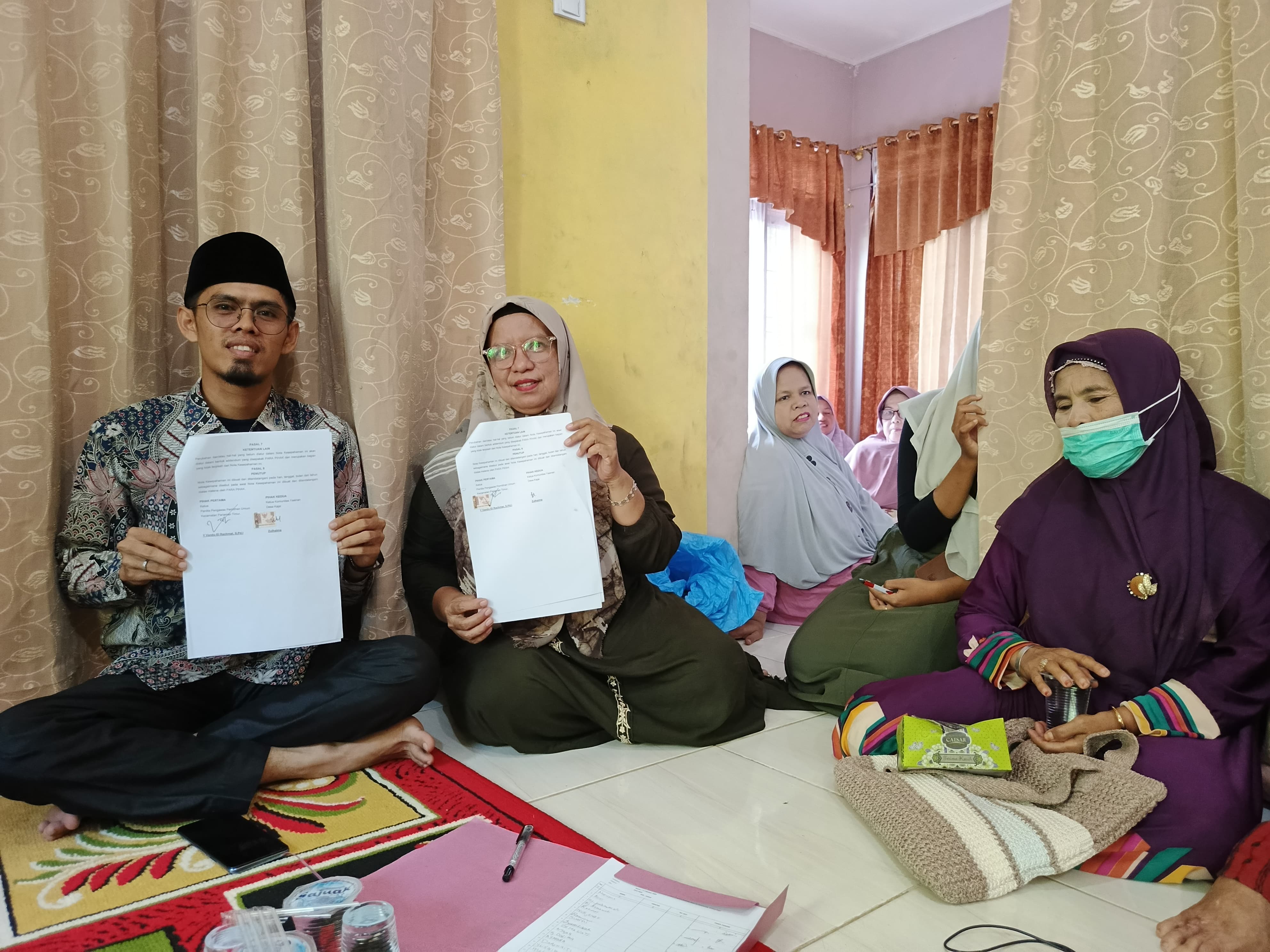 Foto penandatangan MOU Pengawasan Partisipatif Panwaslu Kecamatan Pariaman Timur dengan Komunitas Yasinan Desa Kajai