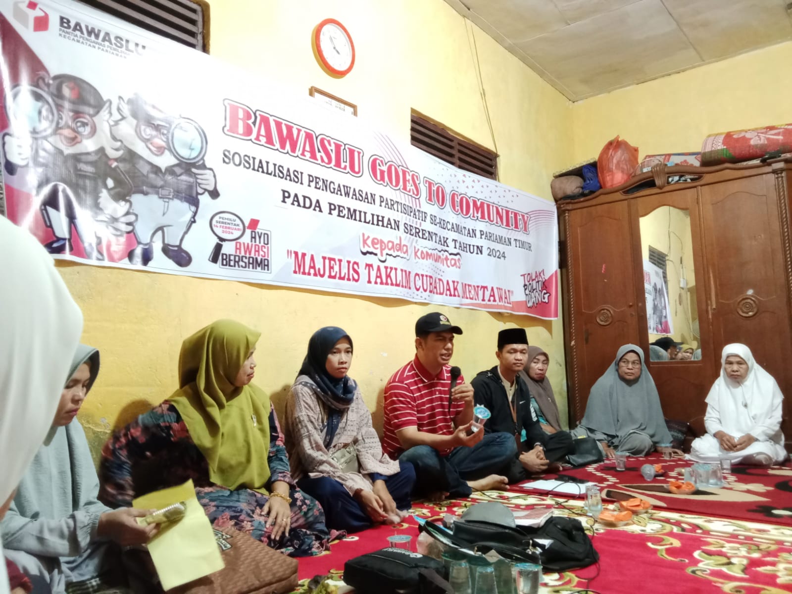 Foto ketua Vandu dan Anggota Panwascam wina sedang memberikan sosialisasi terkait pengawasan perpartisipatif kepada ibu- ibu majelis ta’lim