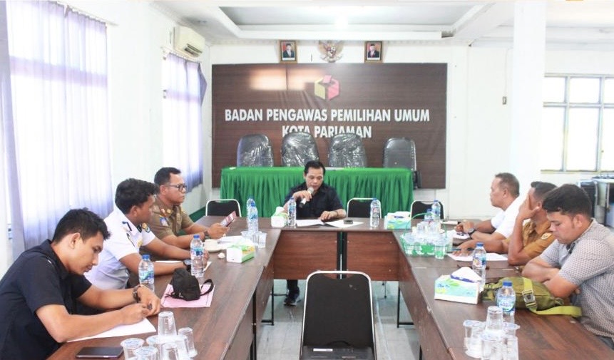 Foto rapat bawaslu pariaman dengan instansi terkait yang membahas mengenai penertiban APK dan BK