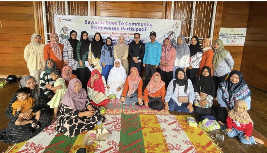 Foto bersama ketua bawaslu kota pariaman, panwascam bersama komunitas KB dalam kegiatan bawaslu goes to comunity