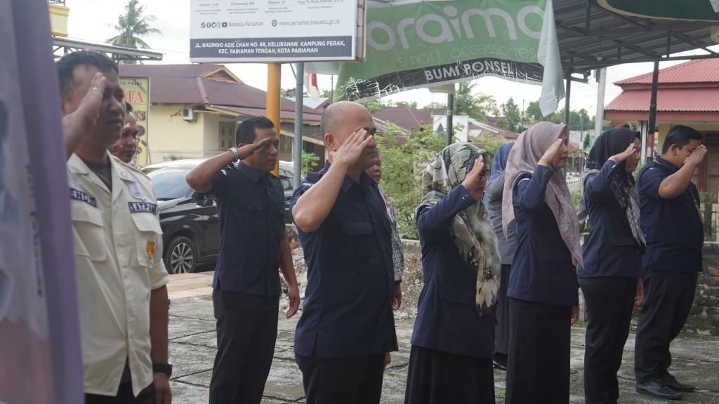 Apel pagi bawaslu di halaman kantor bawaslu kota pariaman