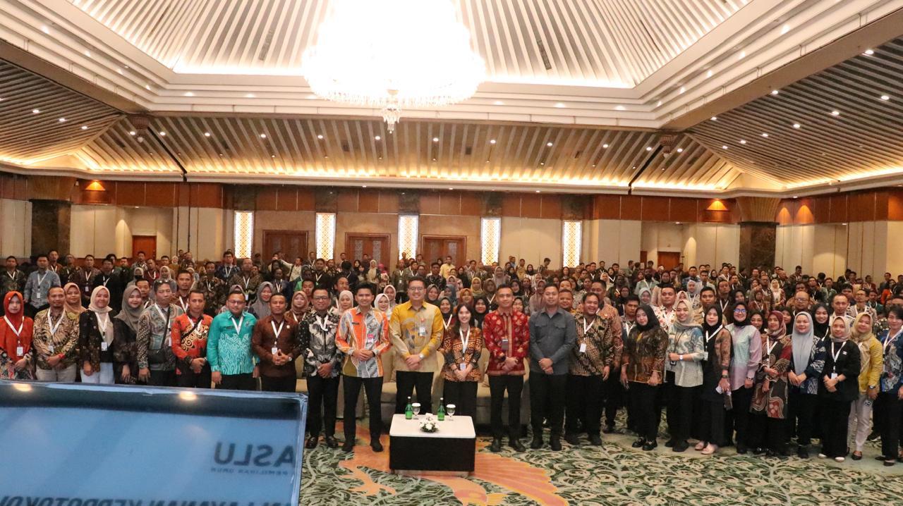 Bawaslu Pariaman ikut foto bersama dengan Pimpinan Bawaslu Republik Indonesia dan peserta Sosialisasi Keprotokoleran