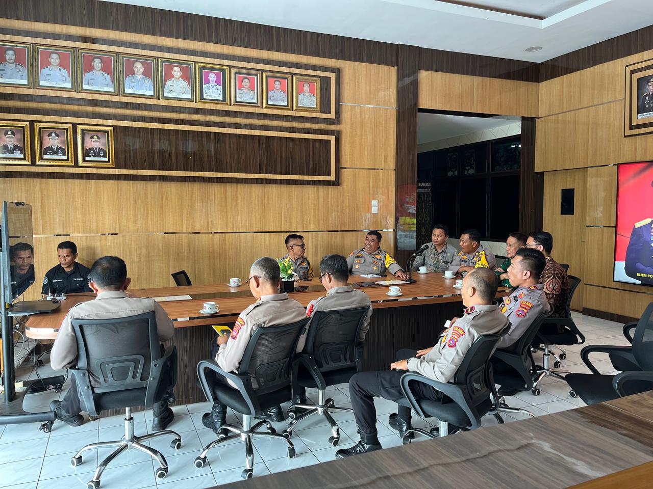 Foto Satuan Wilayah (Satwil) dalam PAM Pungut dan Hitung Suara pada Pilkada Serentak tahun 2024 melakukan Rapat melalui sarana Video Conference (Vidcon)