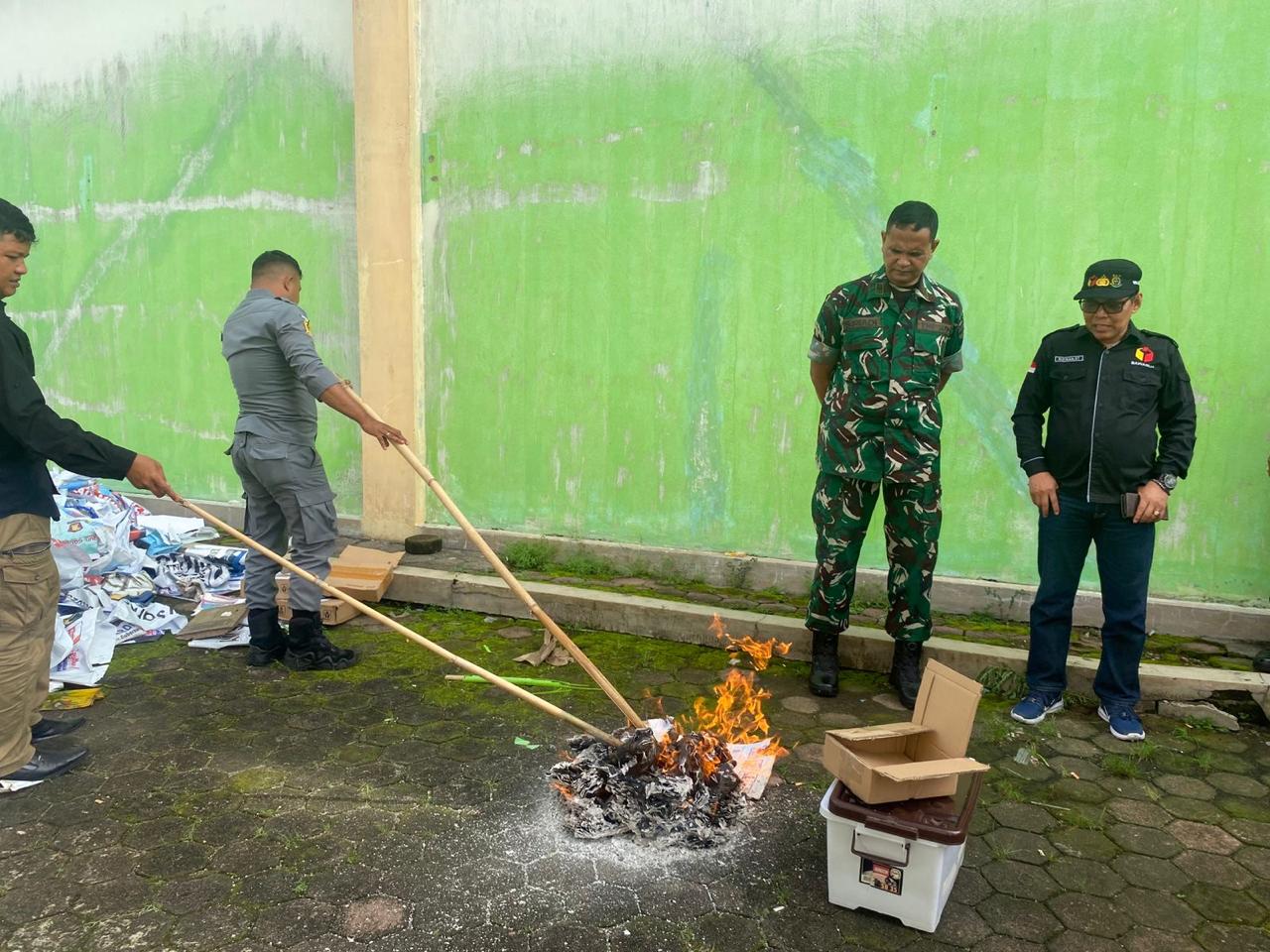 Foto pemusnahan surat suara pemilihan serentak tahun 2024.