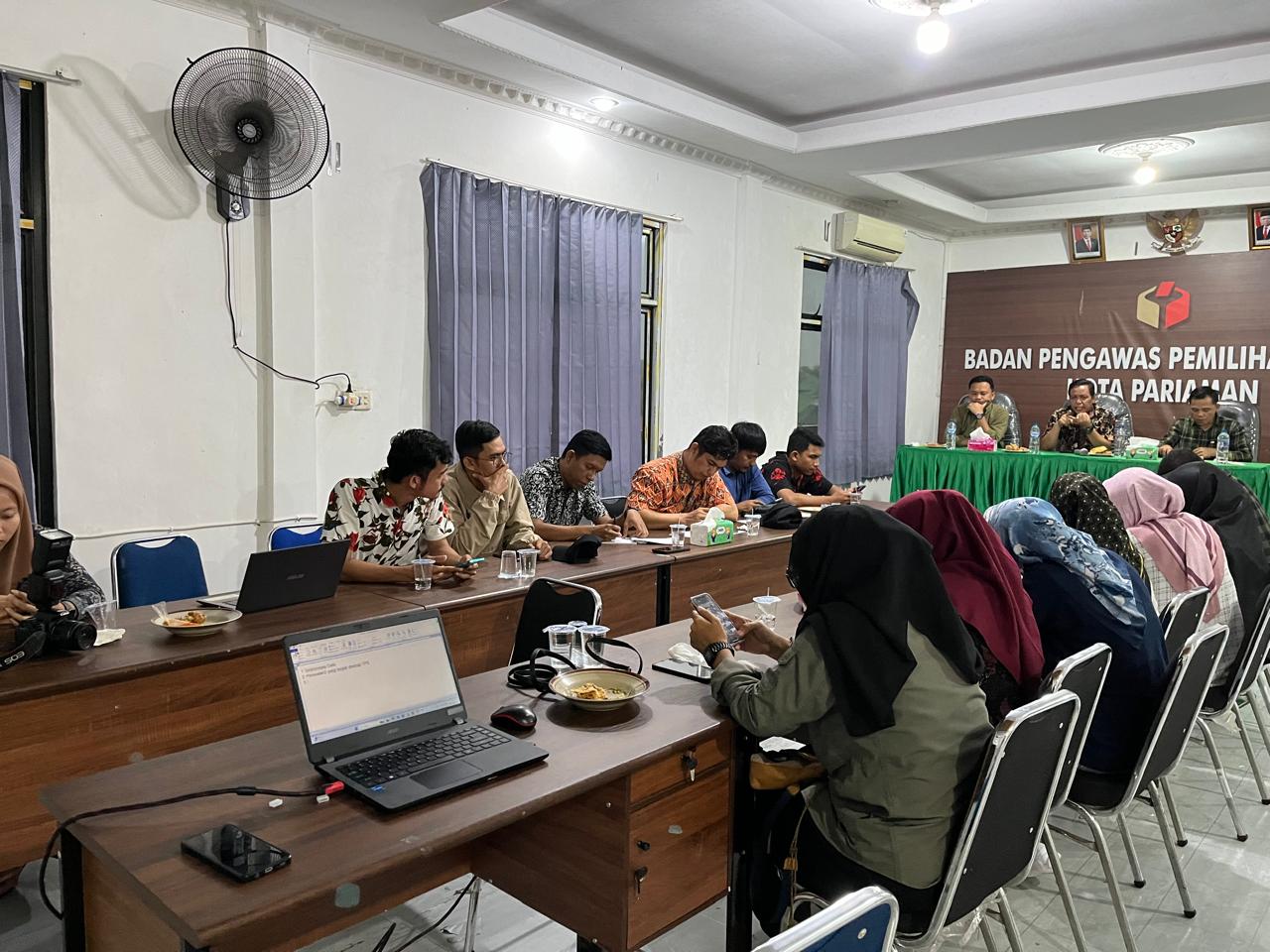 Foto Rapat persiapan pengawasan Rekapitulasi Hasil Penghitungan Perolehan Suara pada pemilihan Calon Gubernur dan Wakil Gubernur serta Walikota dan Wakil Walikota di tingkat Kecamatan