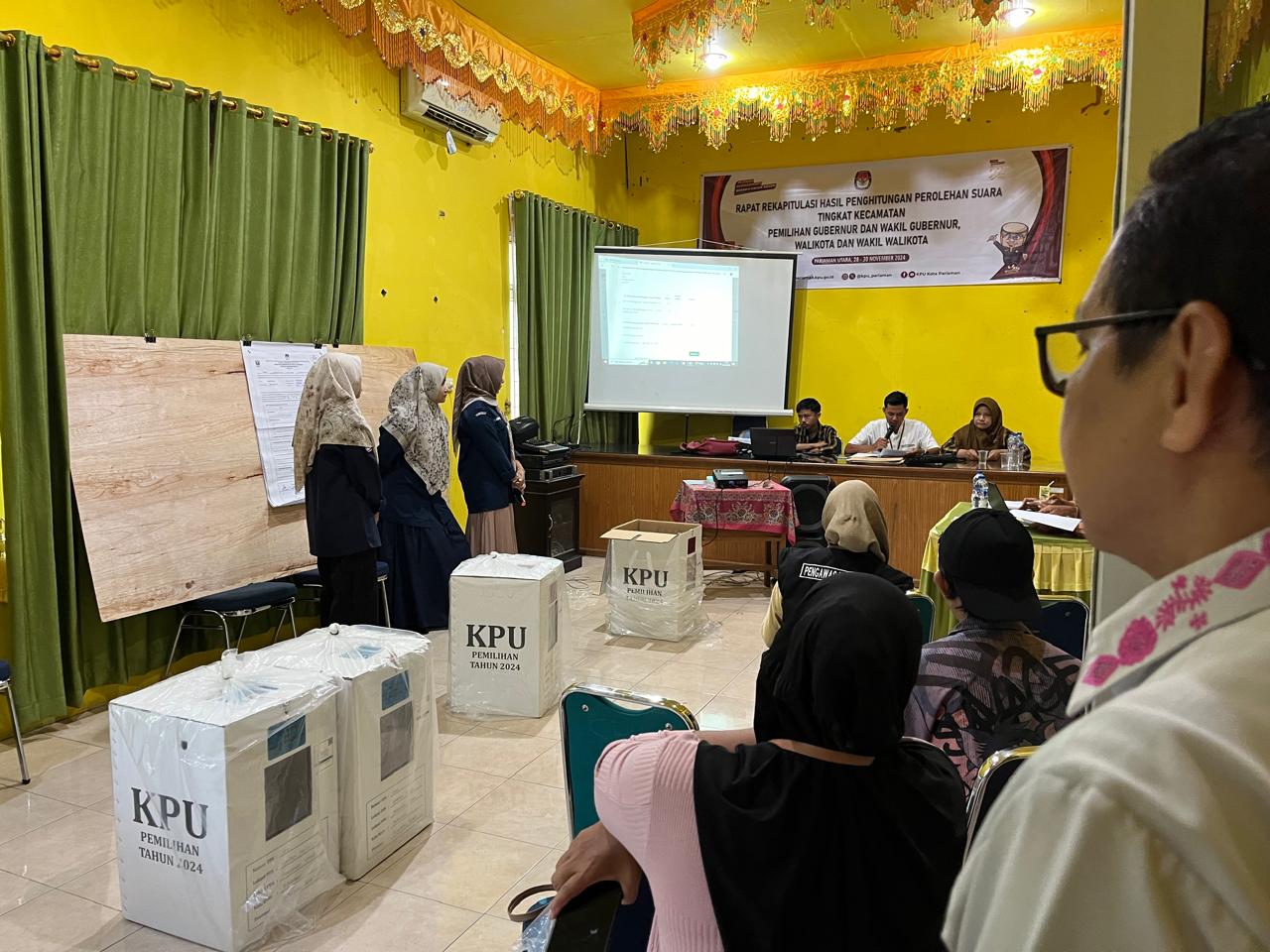Foto rapat rekapitulasi perolehan suara tingkat kecamatan
