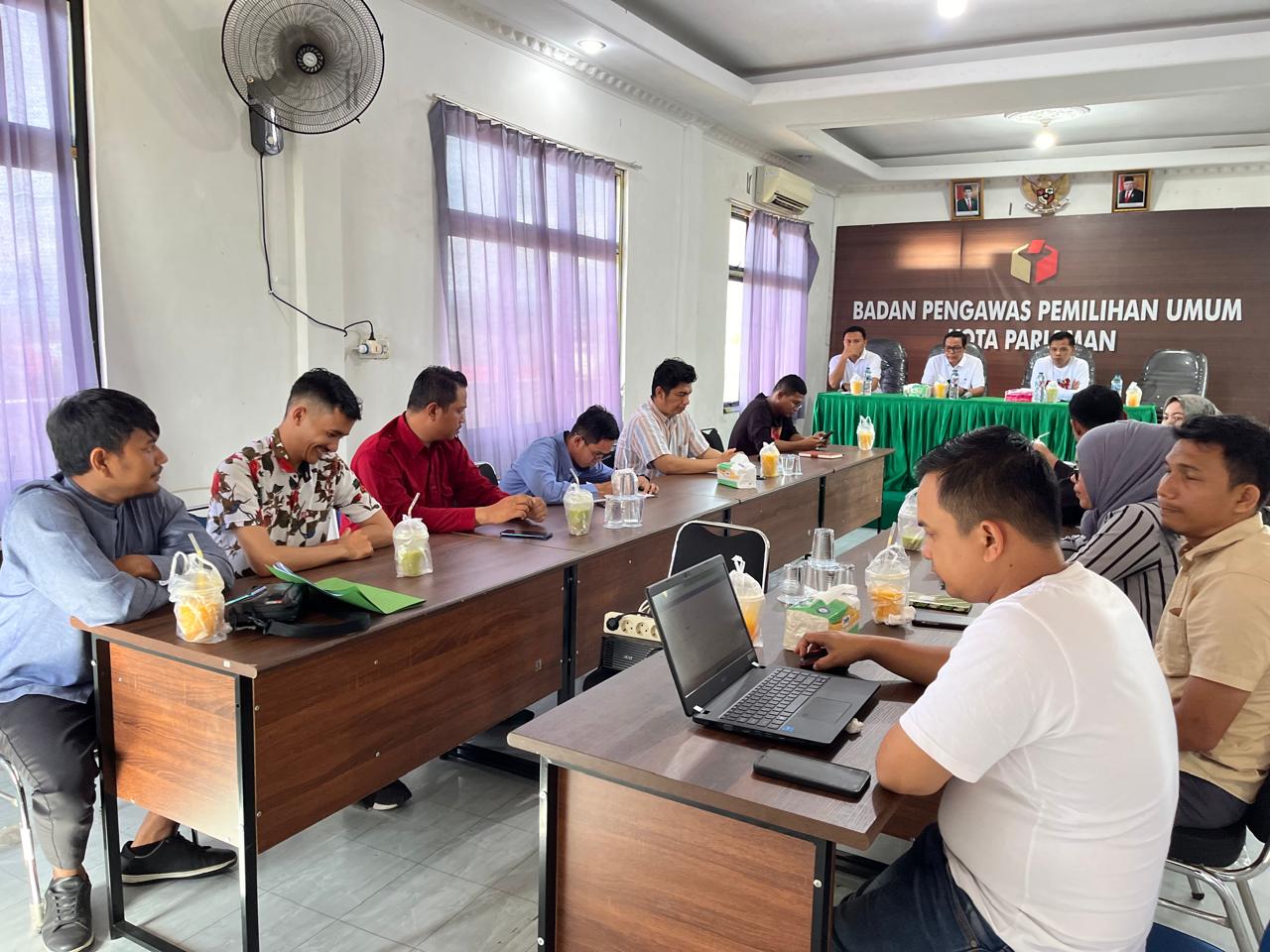 Foto rapat bersama Panwaslu Kecamatan se-Kota Pariaman, 01/12/24
