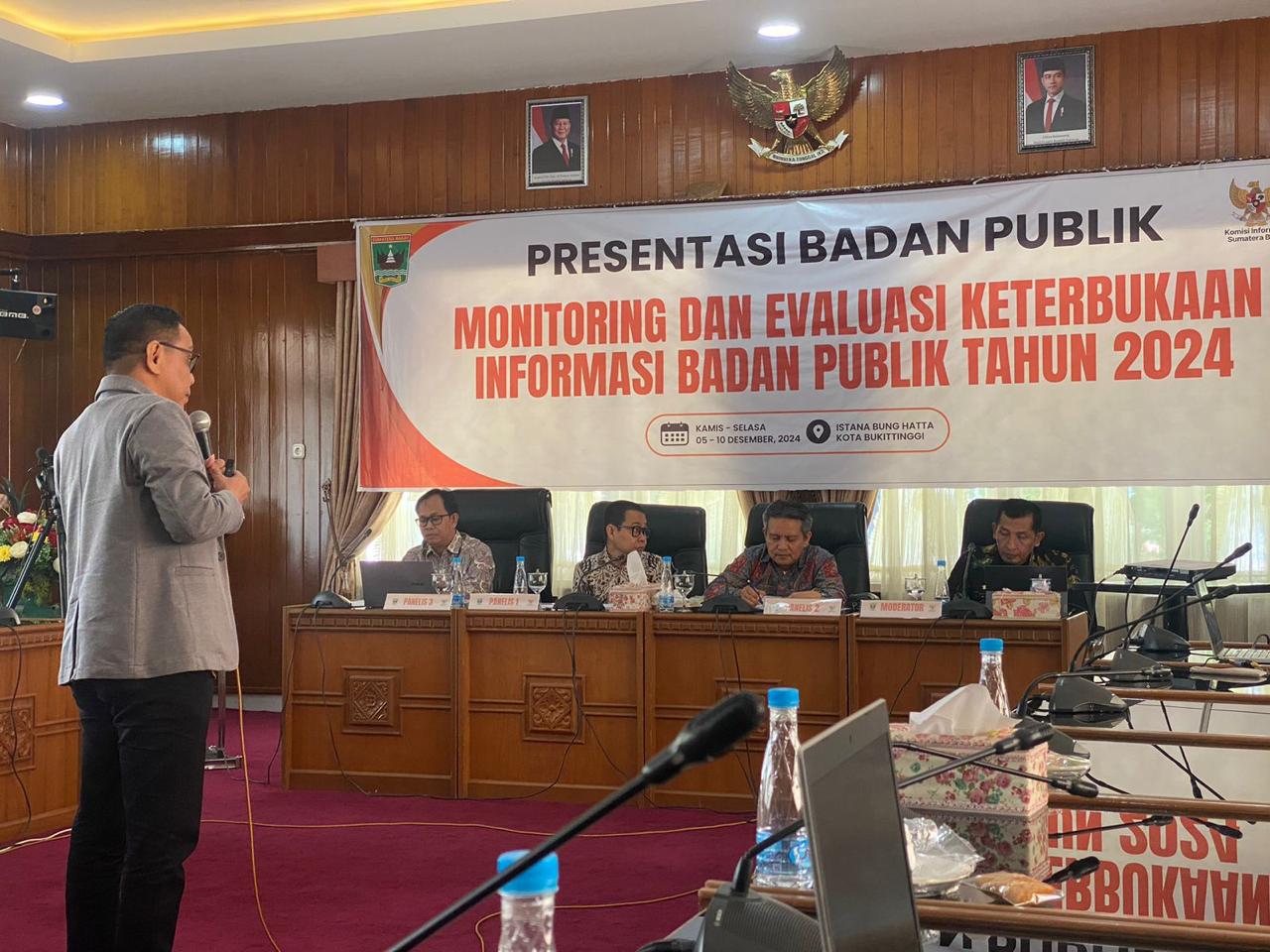 Foto Ketua Bawaslu Riswan Presentasi Keterbukaan Informasi Publik dalam Monev KI Sumbar