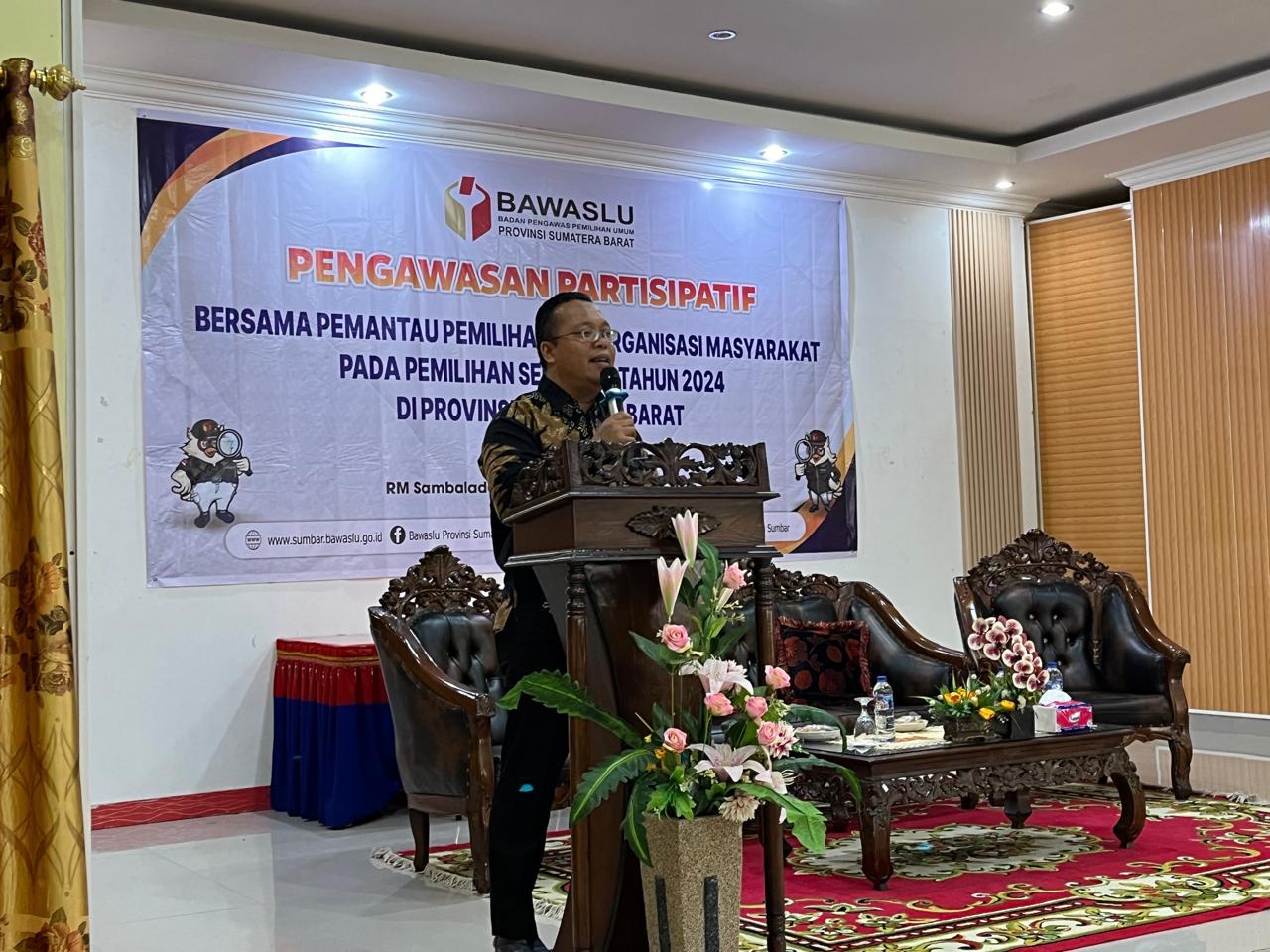 Foto sambutan dari Ketua Bawaslu Provinsi Sumatera Barat dalam kegiatan pengawasan partisipatif bersama pemantau pemilihan dan ormas pada pemilihan serentak tahun 2024 di Aula RM. Sambalado Kota Pariaman, 07/01/25