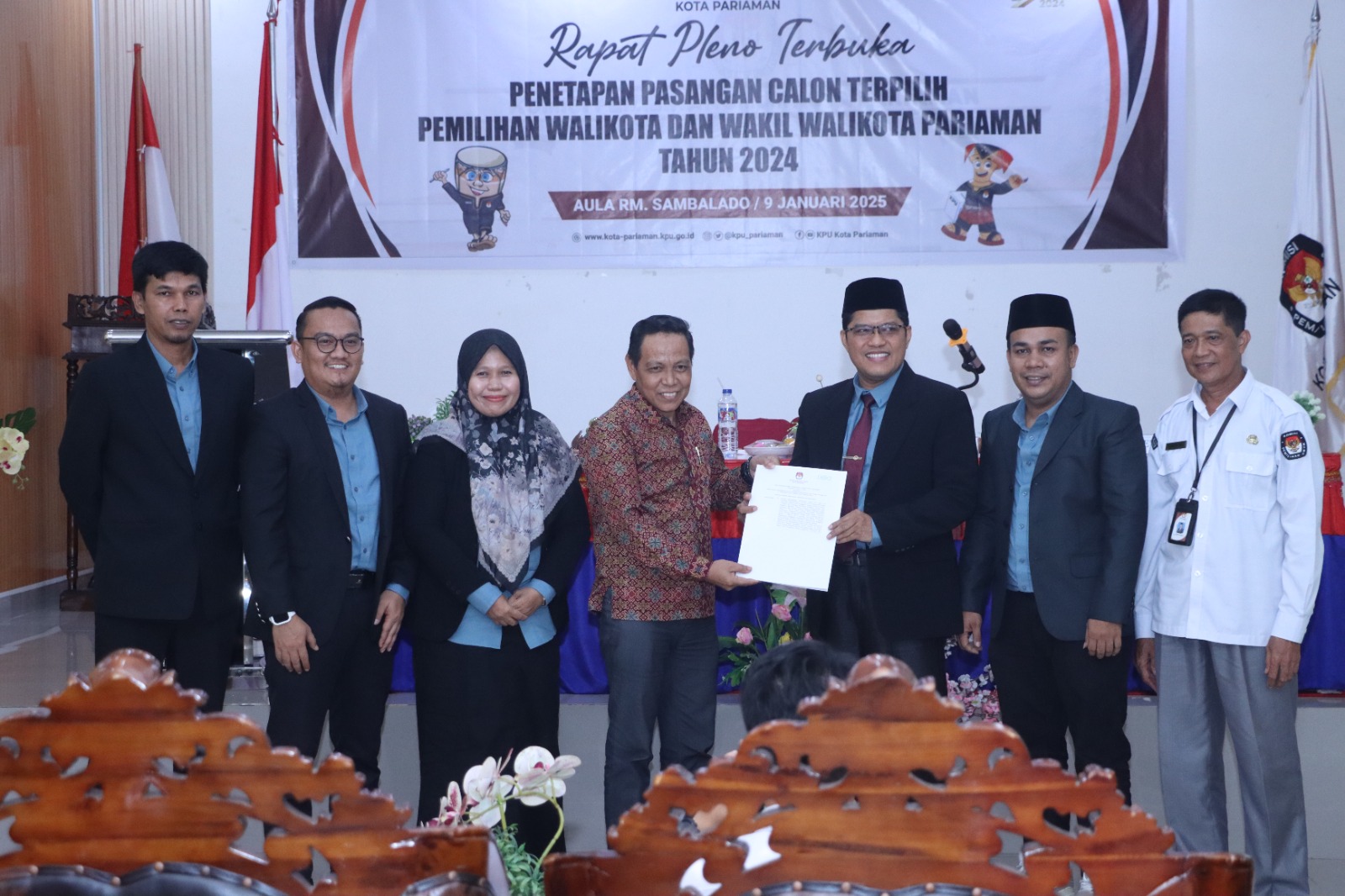 Foto Penyerahan Berita Acara Penetapan Pasangan Calon Walikota dan Wakil Walikota Terpilih periode 2025-2030 pada Rapat Pleno Terbuka Penetapan Pasangan Calon Terpilih Pemilihan Walikota dan Wakil Walikota Pariaman tahun 2024 di Aula Sambalado, 09/01/25