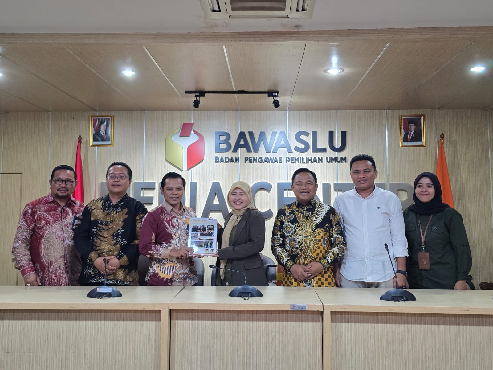 Foto Serah Terima Laporan Kehumasan di Kantor Bawaslu RI, Senin (20/01/25)