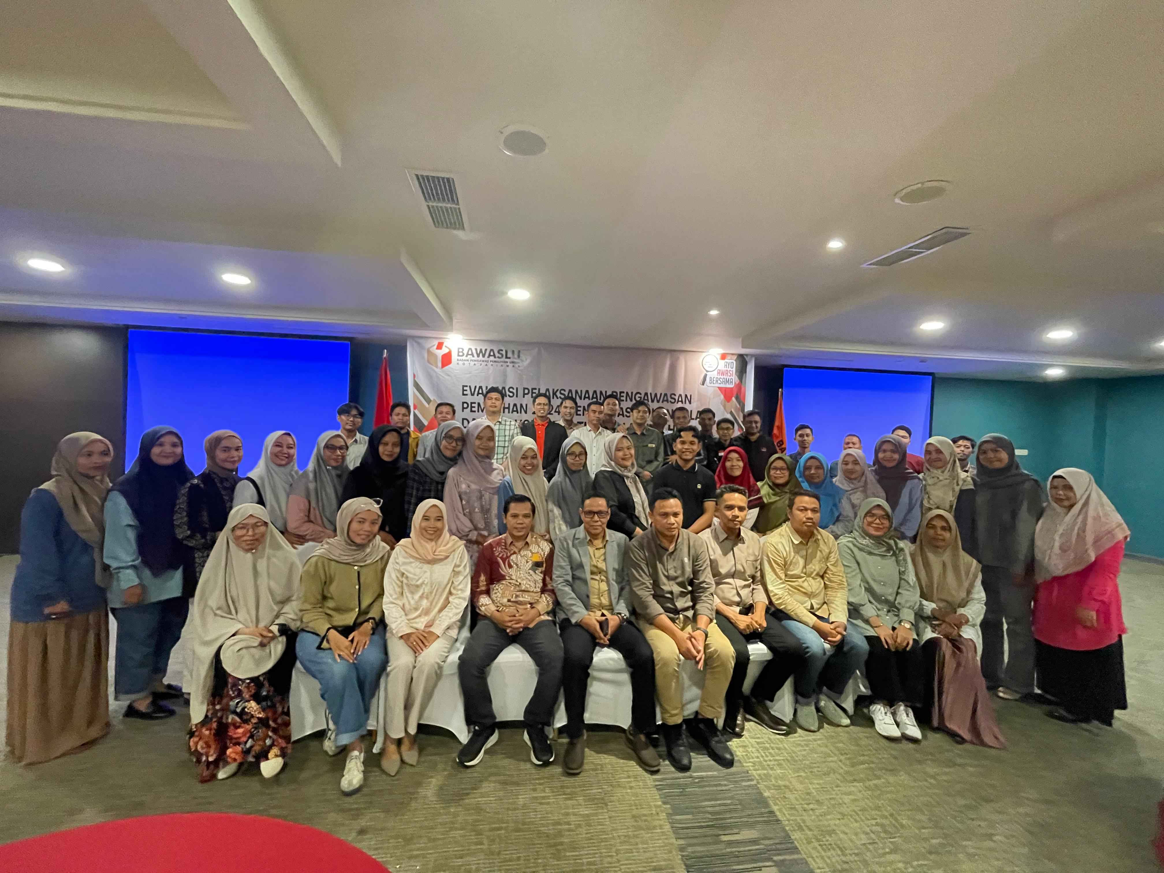 Foto bersama Pimpinan Bawaslu dengan Panwascam dan tamu undangan dalam kegiatan rapat koordinasi evaluasi Pelaksanaan Pemilihan, pembahasan kendala dan solusi serta tindak lanjut hasil evaluasi, Mercure (21-23 Januari 2025)