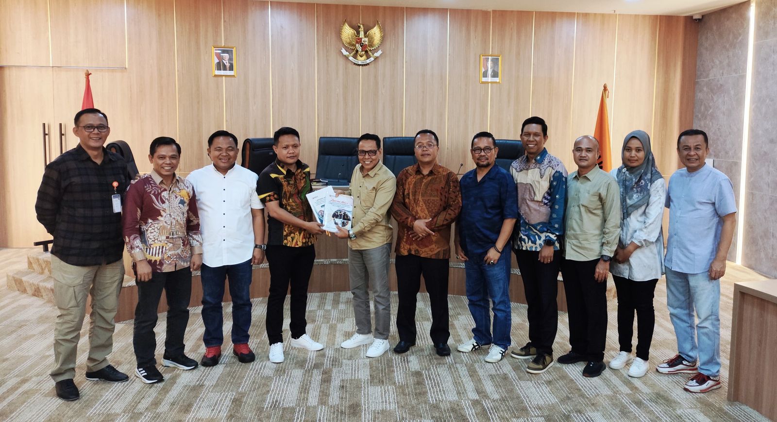 Foto penyampaian Laporan Pengawasan Tahapan Pemilu dan Pemilihan tahun 2024, 28 Februari 2025.