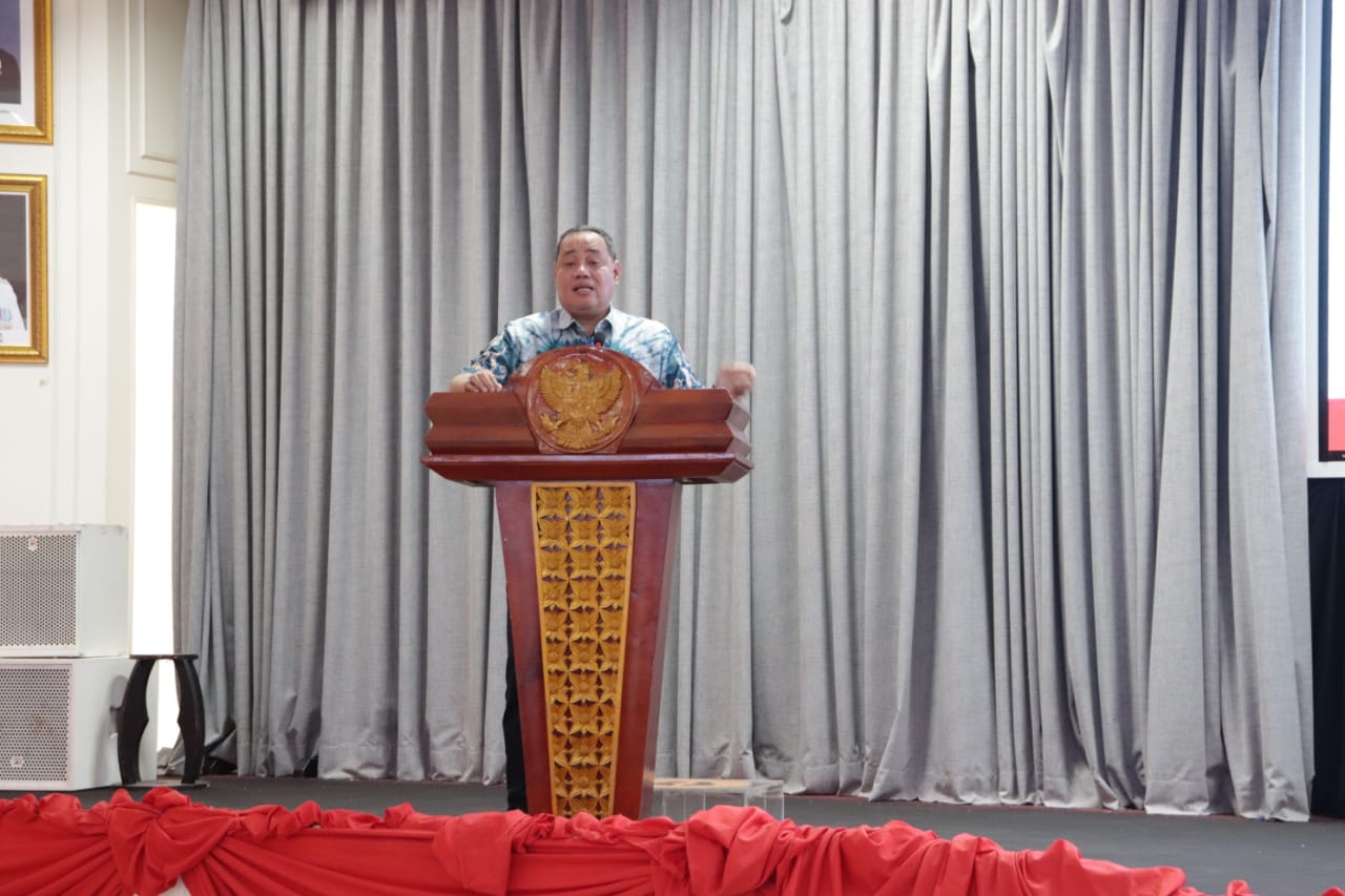 Anggota Bawaslu Herwyn JH Malonda saat memberikan arahan acara Sosialisasi Netralitas Aparatur Sipil Negara di Palopo, Sulawesi Selatan, Selasa (20/5/2025)