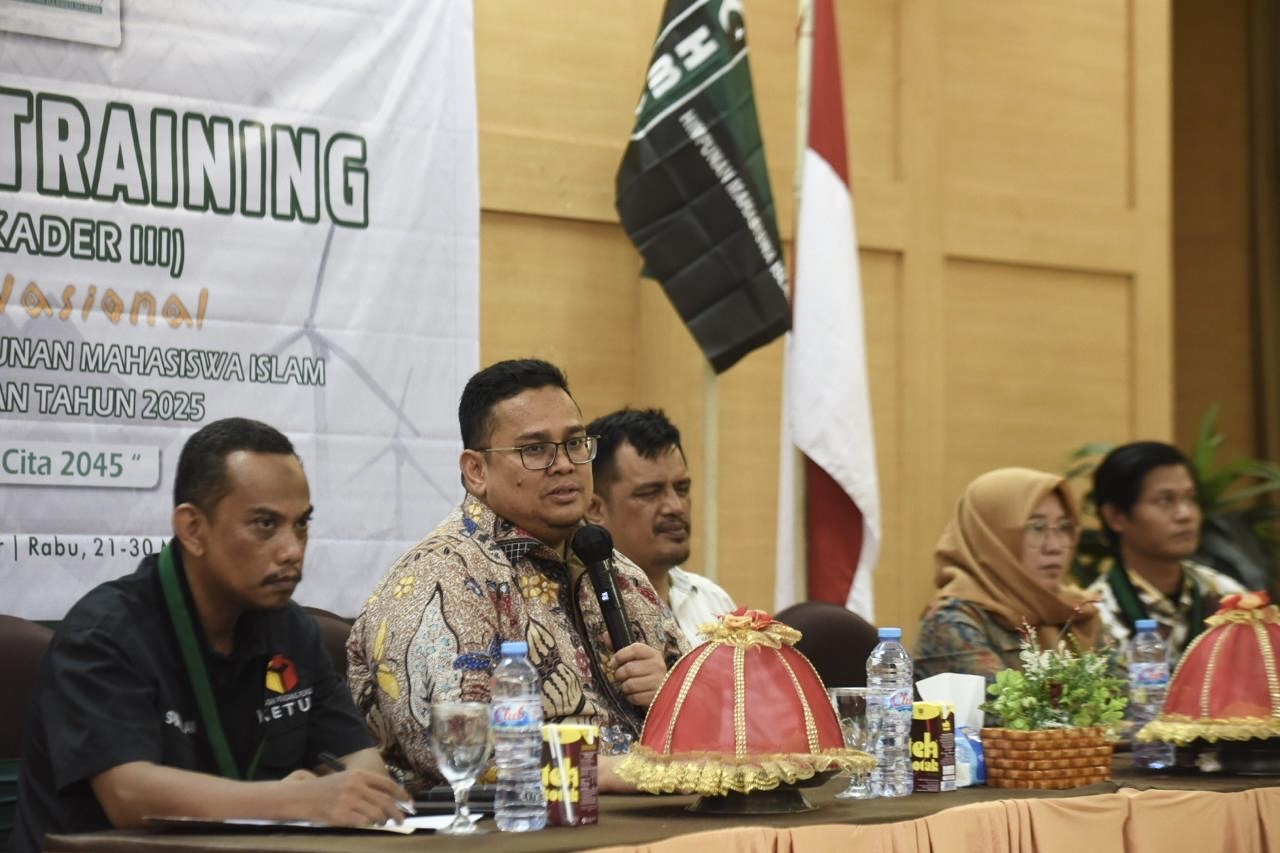 Ketua Bawaslu Rahmat Bagja saat memberikan arahan dalam Advance Training Himpunan Mahasiswa Islam (HMI) di Sulawesi Selatan, Kamis (22/5/2025)/ Foto: Publikasi dan Pemberitaan Bawaslu