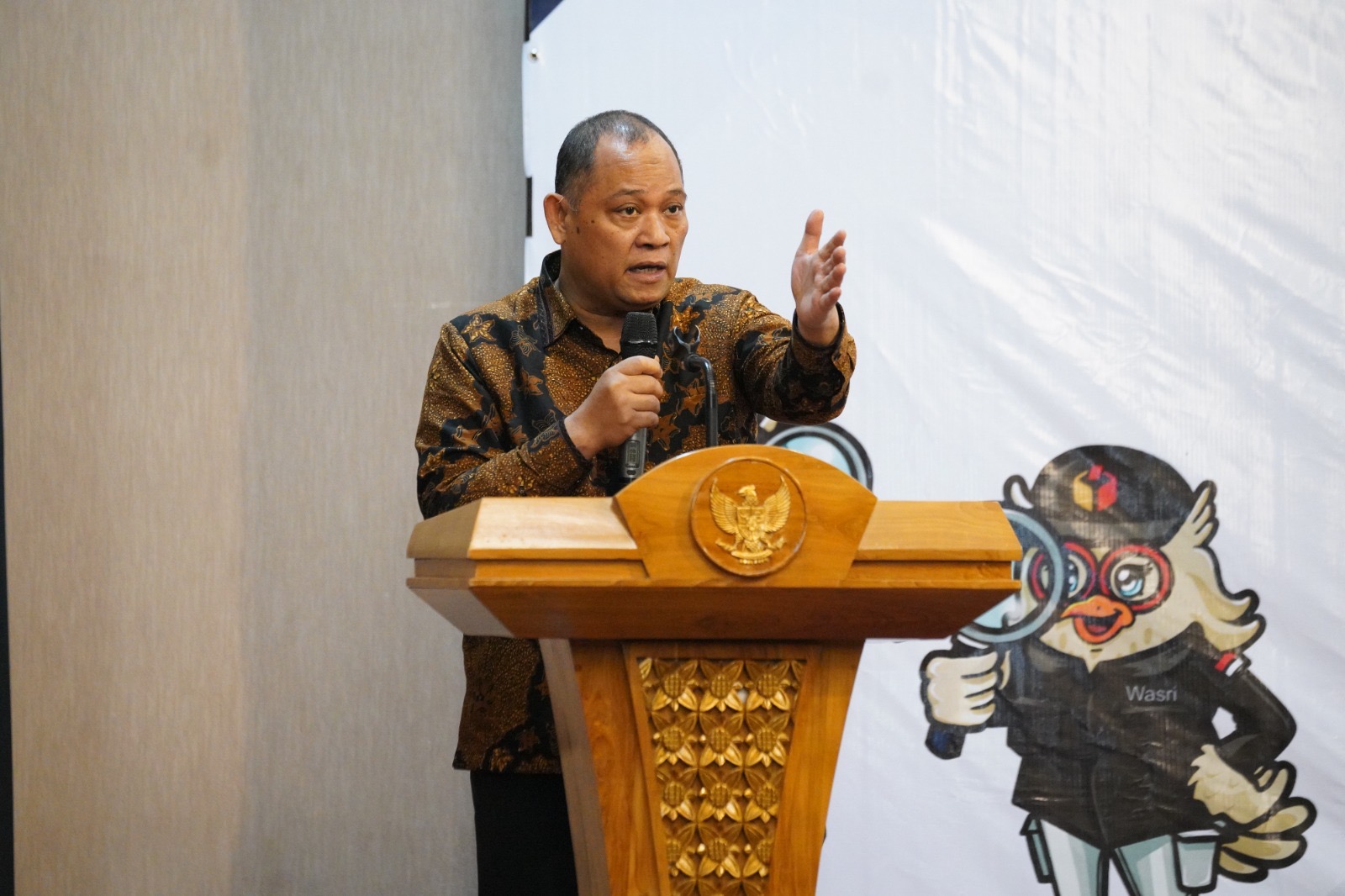 Anggota Bawaslu Totok Hariyono saat memberikan sambutan dalam kegiatan Rapat Evaluasi Penyelesaian Sengketa Pemilihan 2024 di Jawa Timur, Jumat (14/2/2025)