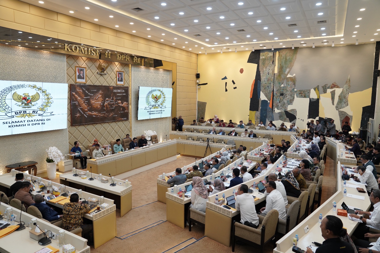 Suasana Rapat Dengar Pendapat (RDP) di ruang rapat Komisi II DPR RI, Rabu (12/02/2025).