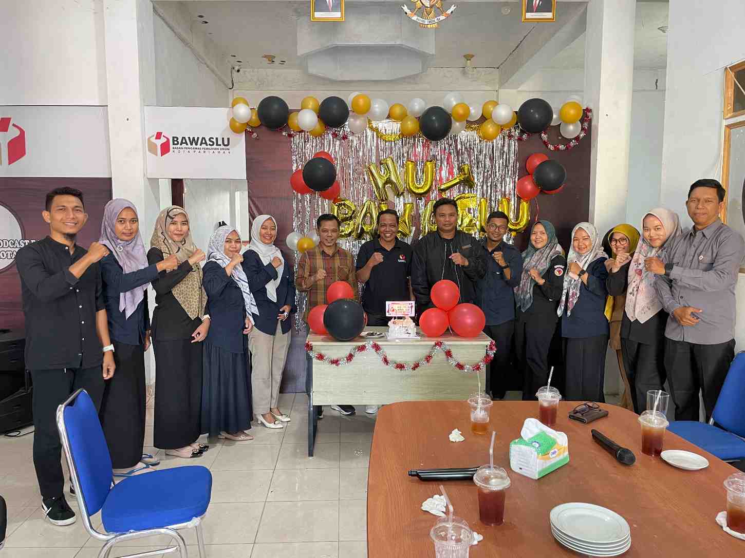 Foto bersama Pimpinan dan jajaran staf Bawaslu Kota Pariaman dalam acara Tasyakuran HUT Bawaslu ke 17 Tahun, 15/04/25