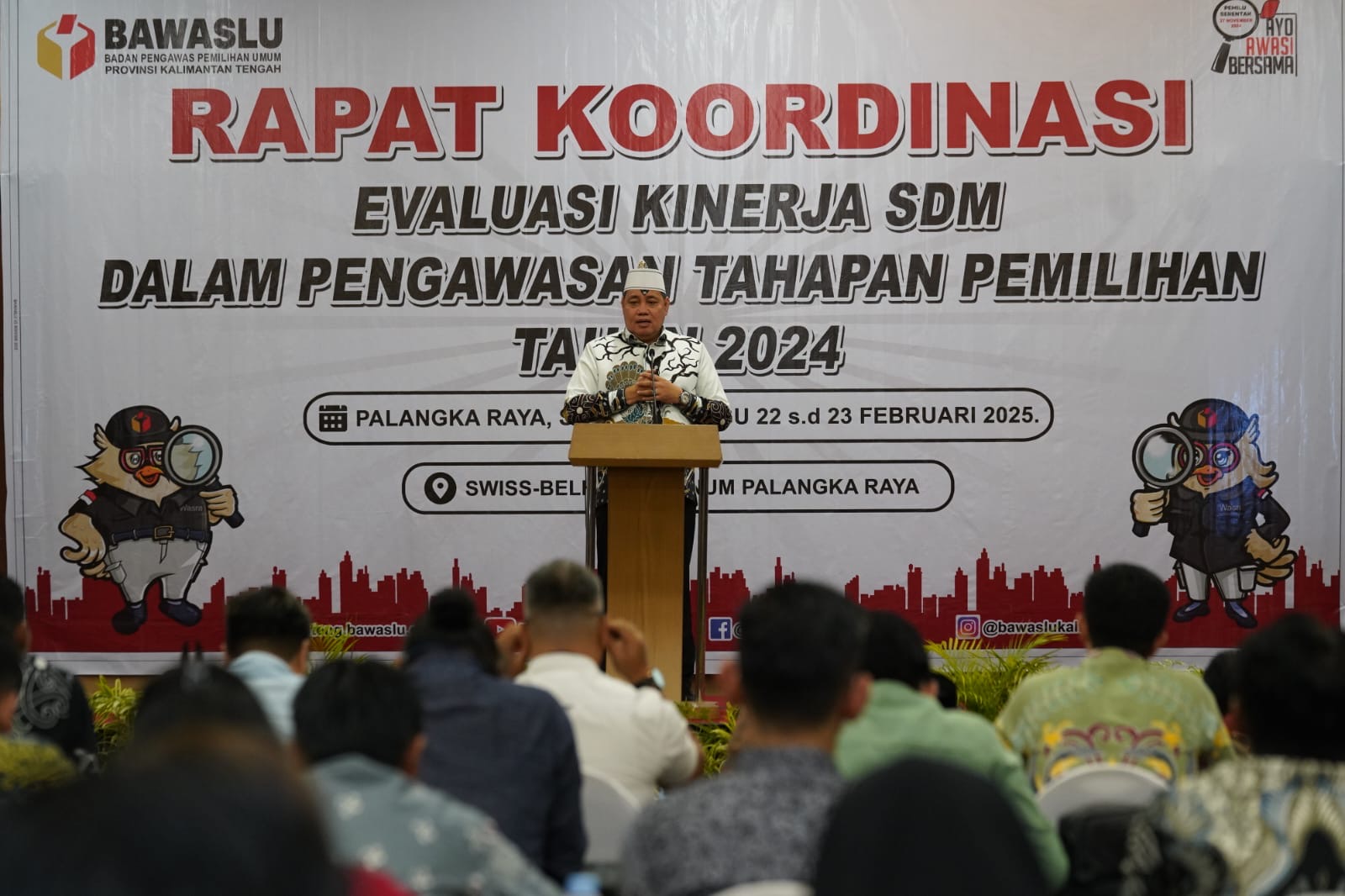 Anggota Bawaslu Herwyn JH Malonda memberikan arahan dalam Rapat Koordinasi Evaluasi Kinerja SDM dalam Pengawasan Tahapan Pemilihan Tahun 2024 Bawaslu Kalteng di Palangkaraya, Sabtu (22/2/2025)/foto: Publikasikan dan Pemberitaan Bawaslu.