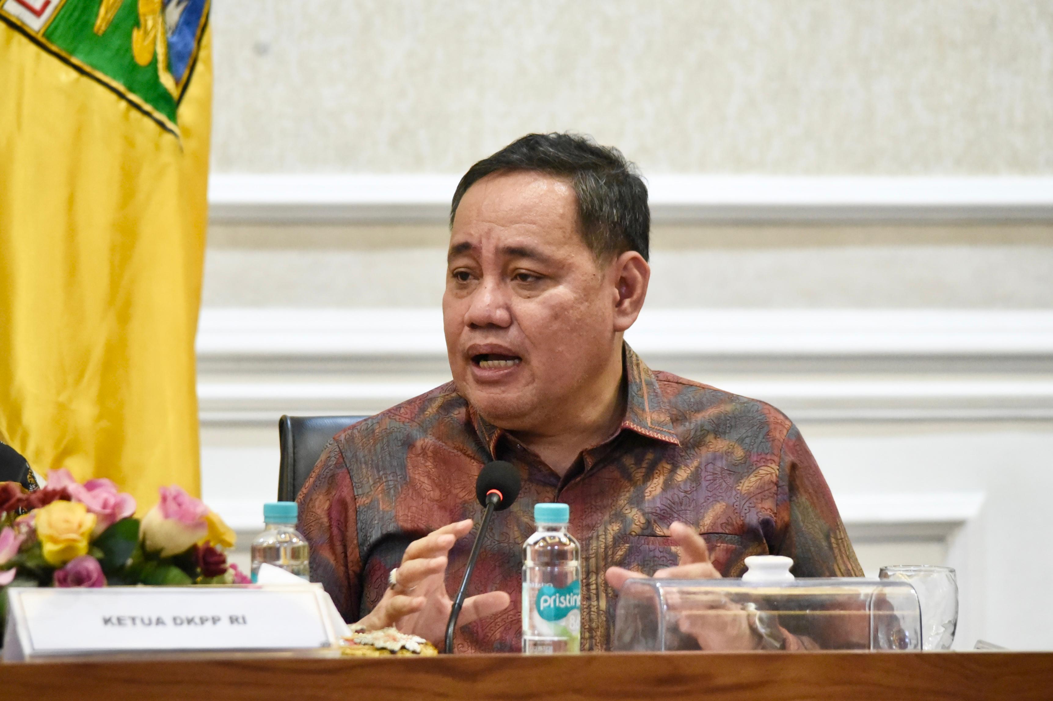 Anggota Bawaslu Herwyn JH Malonda saat menghadiri Kunjungan Kerja spesifik Komisi II DPR RI ke Provinsi Lampung dalam rangka Evaluasi Penyelenggaraan Pemilihan Nasional Serentak 2024, Kamis (13/2/2025).