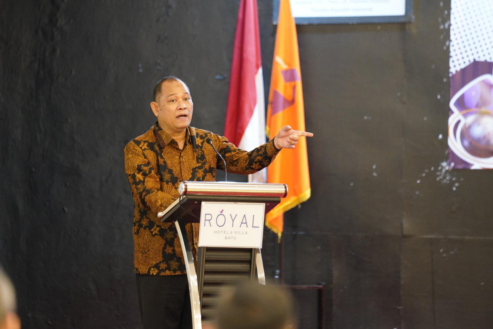 Anggota Bawaslu Totok Hariyono memberi arahan kepada Bawaslu Jawa Timur dalam Rapat Evaluasi Pengawasan Siber, Jumat (14/2/2025).