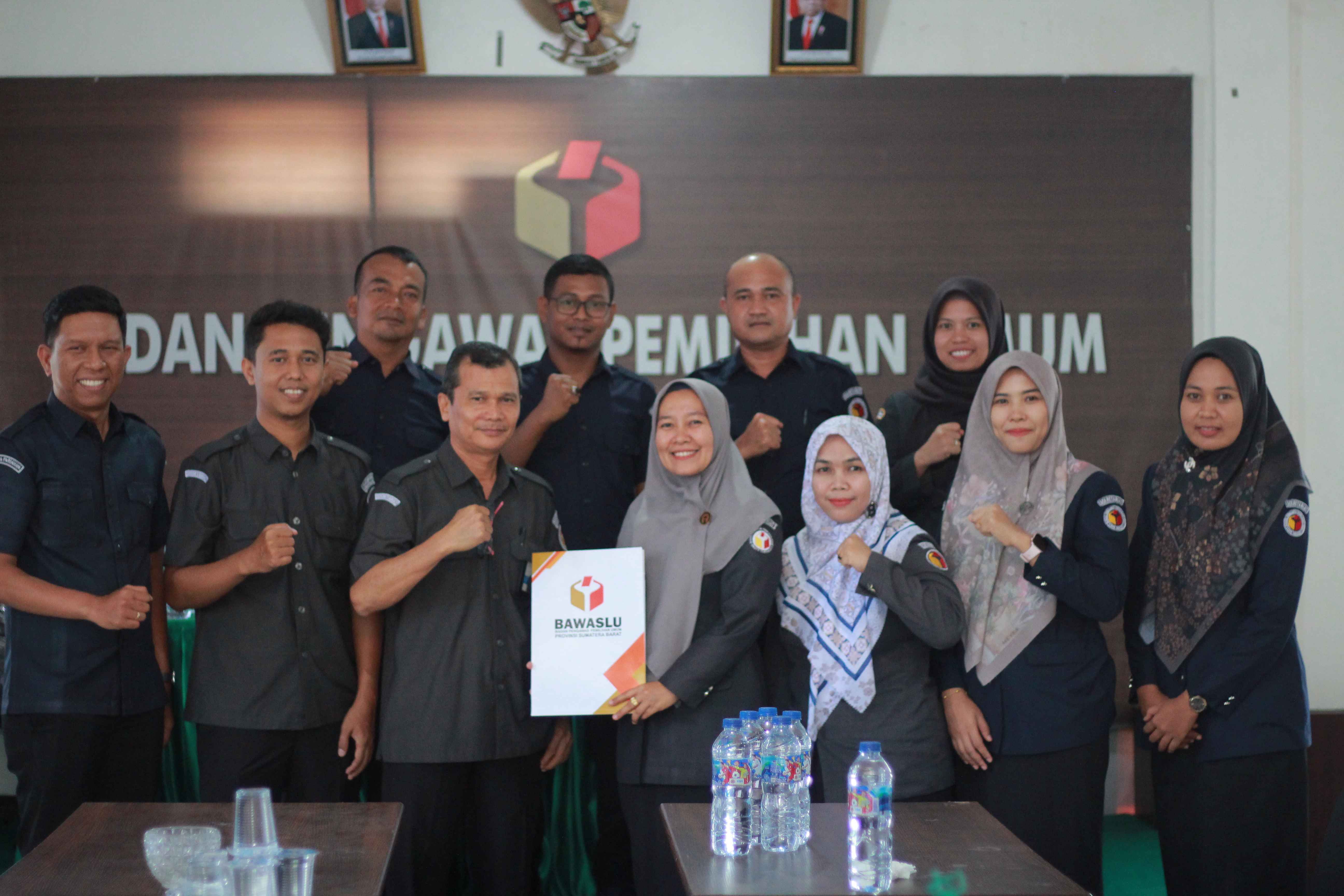 Penyerahan SK Koordinator Sekretariat Bawaslu Kota Pariaman oleh Bawaslu Provinsi Sumatera Barat, 03/02/25
