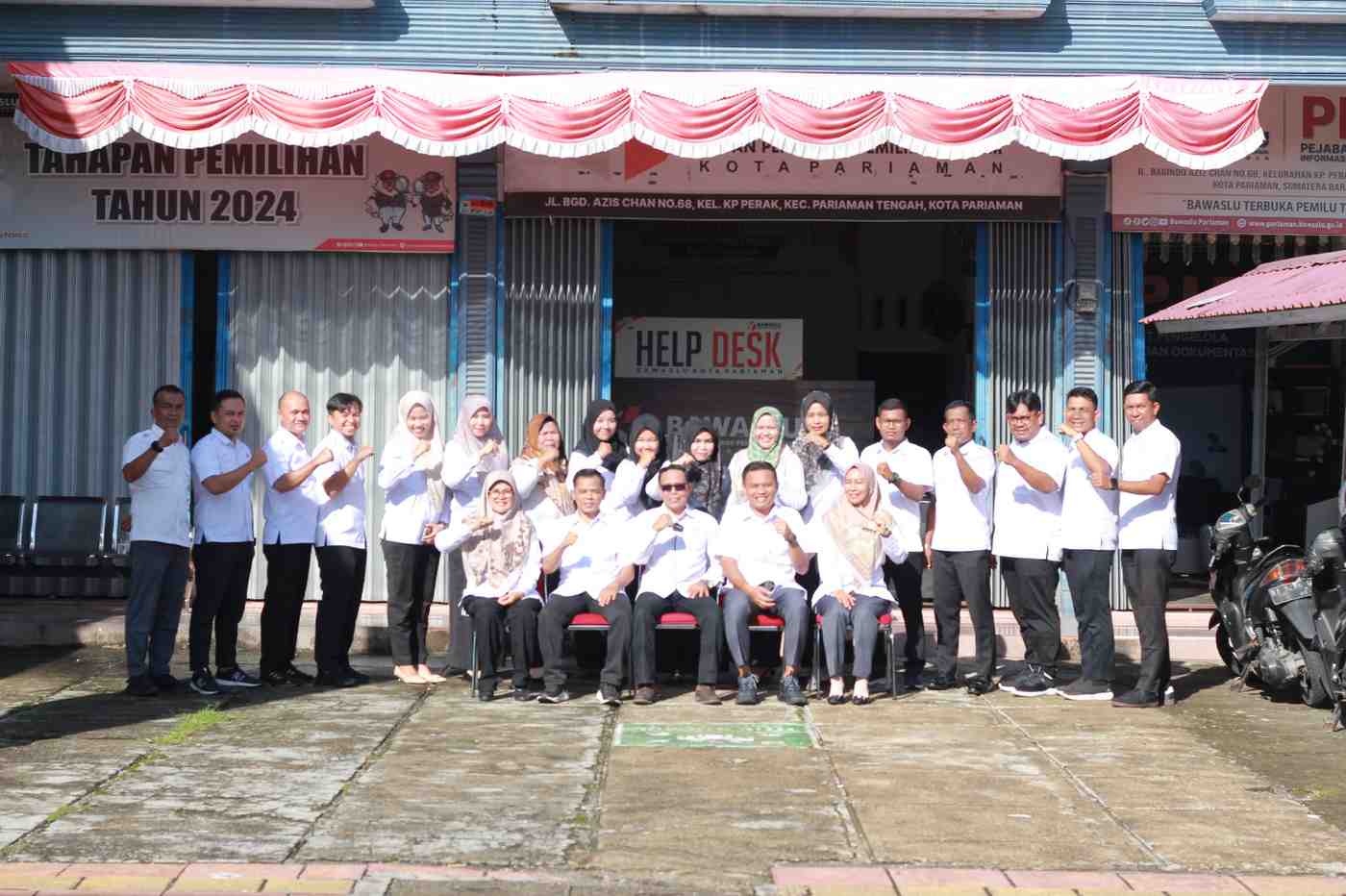 Foto bersama dalam Apel HUT Bawaslu ke 17 Tahun, 09 April 2025