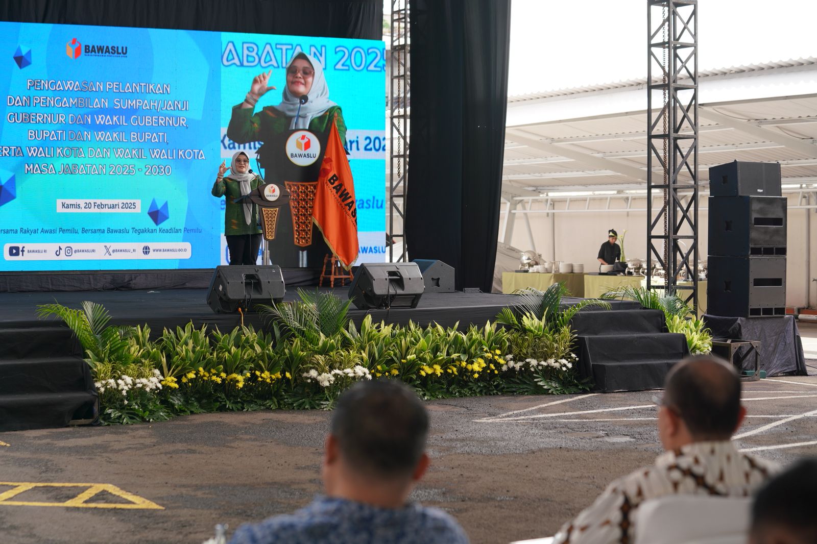 Anggota Bawaslu Lolly Suhenty dalam Pengawasan Pelantikan dan Pengambilan Sumpah/Janji Gubernur dan Wakil Gubernur, Bupati dan Wakil Bupati, Serta Wali kota dan Wakil Wali kota masa jabatan 2025-2030 di kantor Bawaslu, Jakarta, Kamis (20/2/2025).