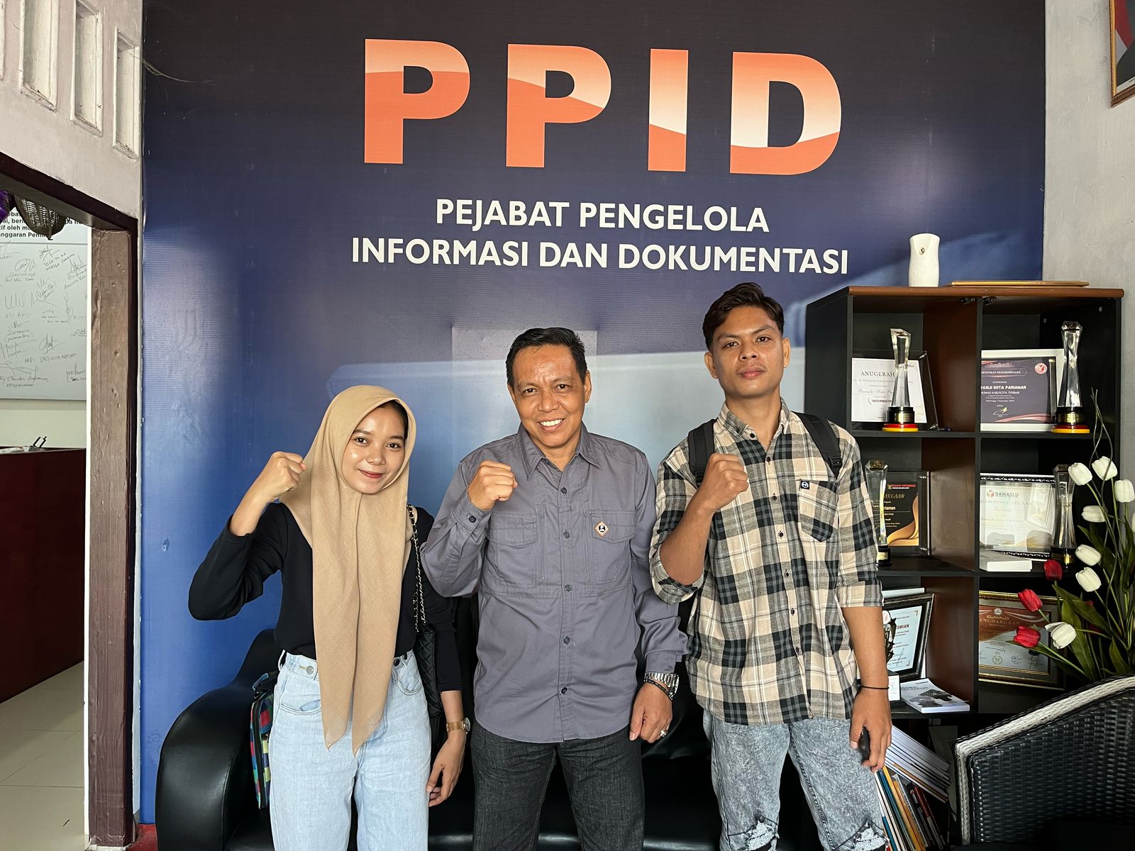 Foto bersama Ketua Bawaslu Kota Pariaman, RIswan dengan Mahasiswa STIA Pariaman, 04/03/25