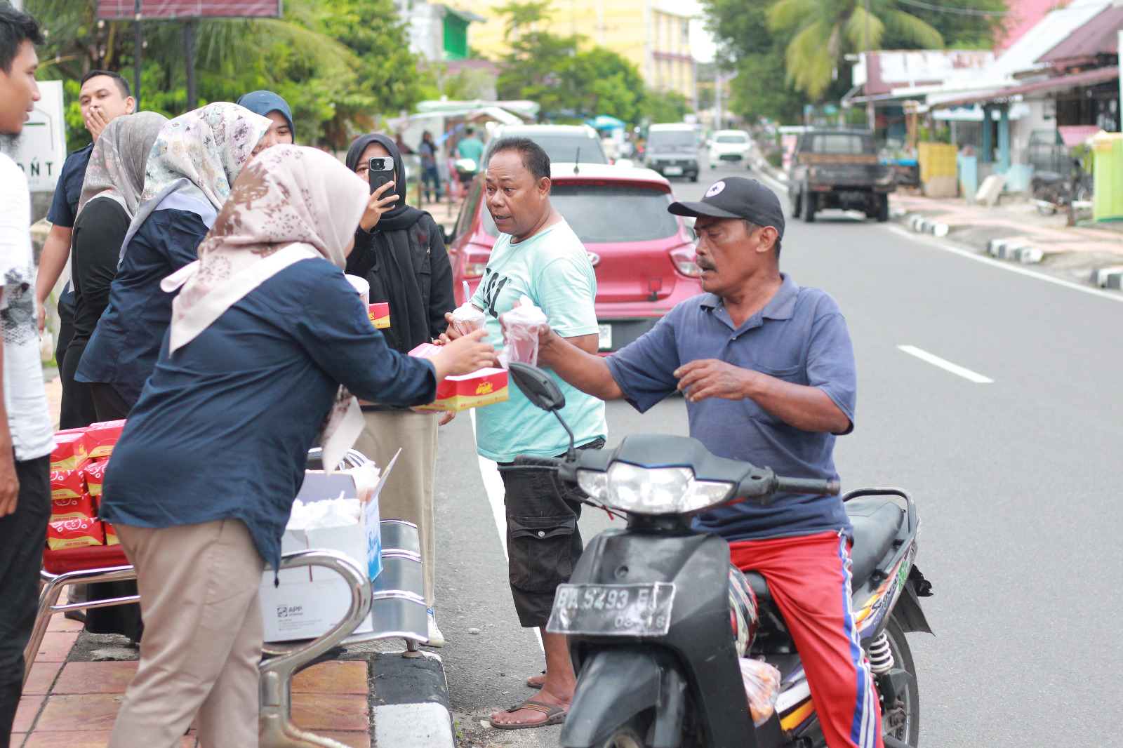 Bawaslu Pariaman Berbagi Takjil untuk Masyarakat, 18/03/25