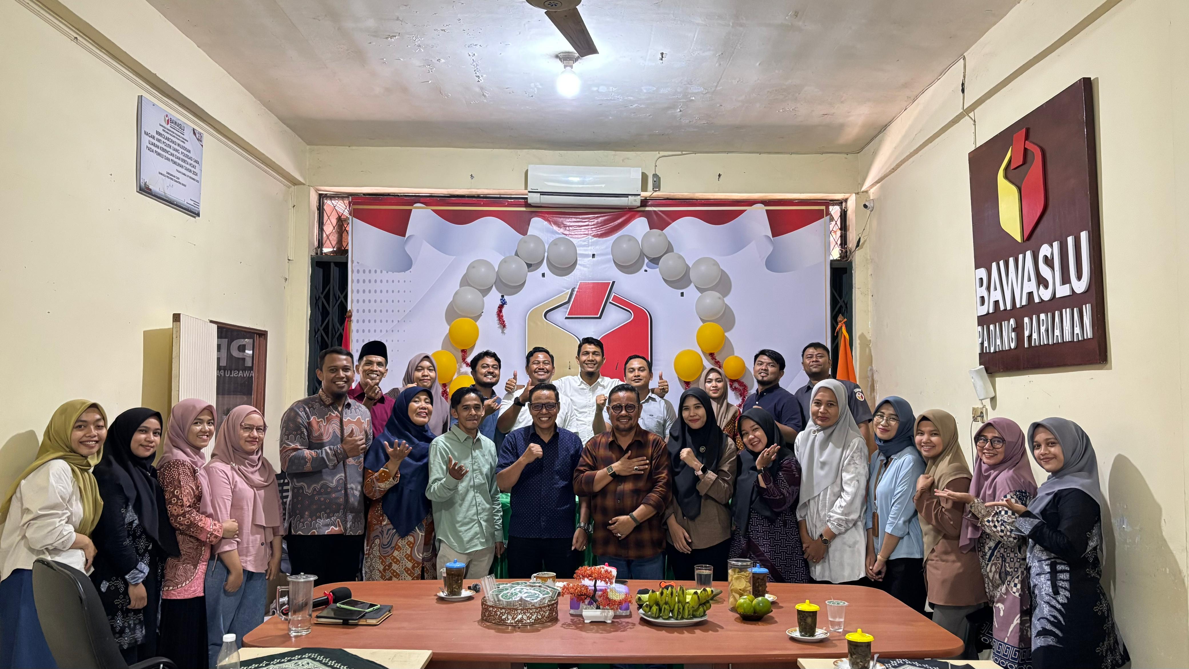 Foto bersama silaturahmi Karnalis, Kepala Sekretariat Bawaslu Provinsi Sumatera Barat dengan jajaran Bawaslu Kabupaten Padang dan Pariaman dan Kota Pariaman, 08/05/25