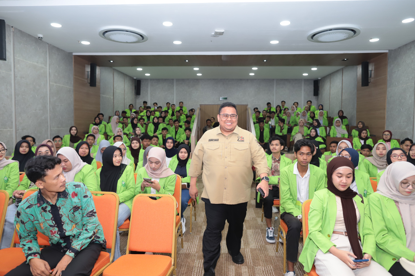 Ketua Bawaslu Rahmat Bagja saat menyambut kedatangan mahasiswa UIN Walisongo di gedung Bawaslu, Jakarta, Kamis (22/5/2025)/Foto: Publikasi dan Pemberitaan Bawaslu
