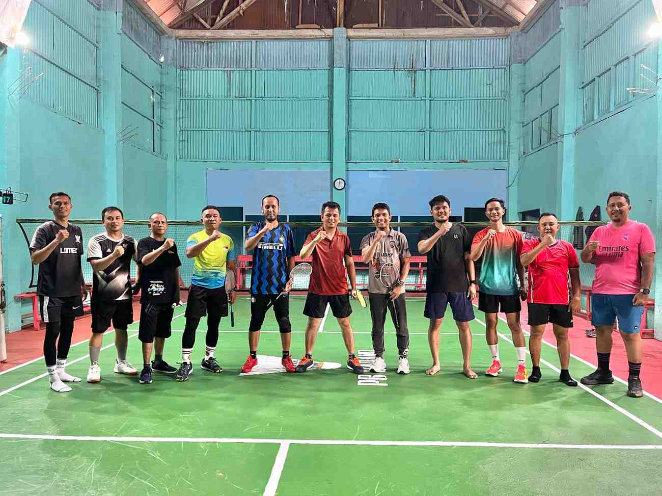 Foto Bersama Bawaslu dalam agenda olah raga bulutangkis KPU Kota Pariaman, 02/05/25