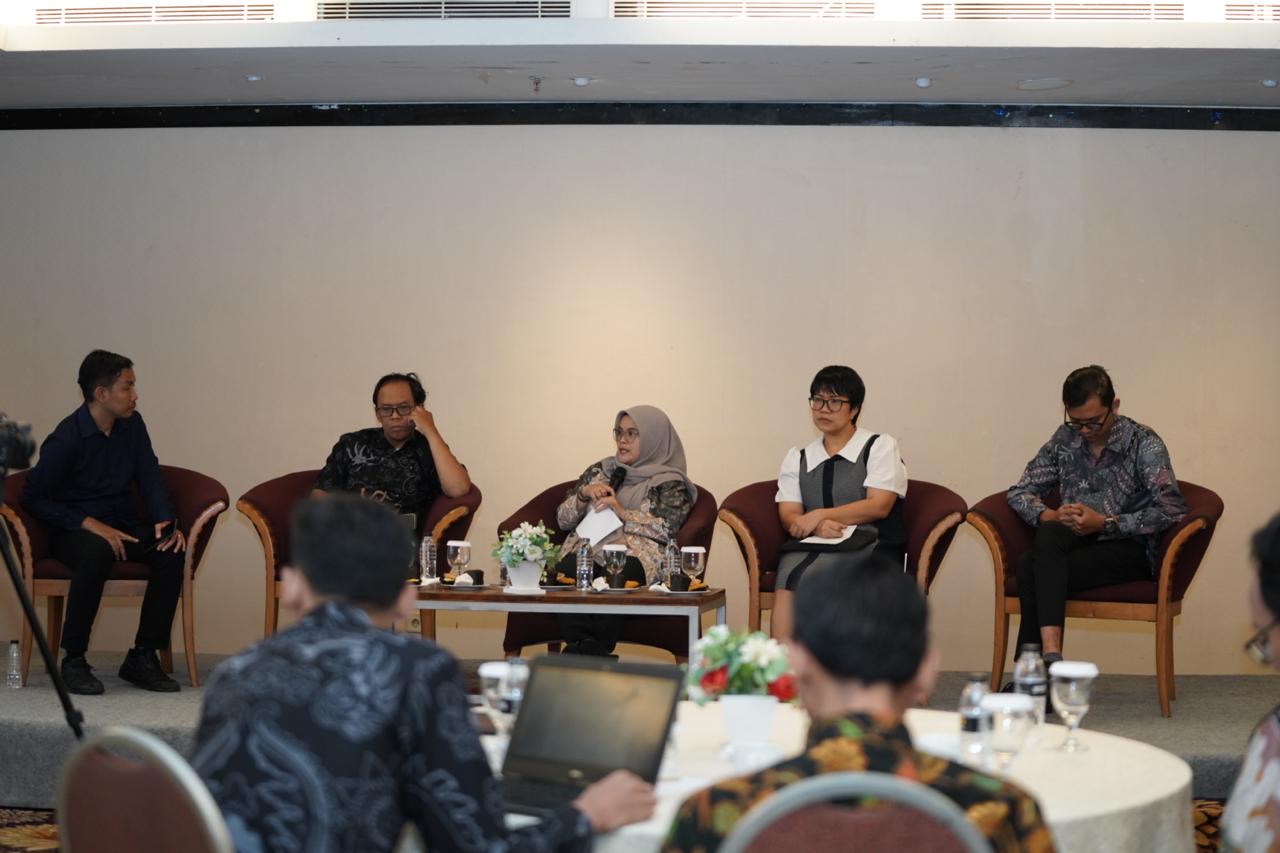 Anggota Bawaslu Lolly Suhenty (tengah) menjadi pembicara dalam Diskusi Media tentang Media Sosial Pasca-Politik 2024 untuk Mewujudkan Ruang Digital yang Demokratis, di Jakarta, Kamis (13/2/2024)/foto: Publikasi dan Pemberitaan Bawaslu 
