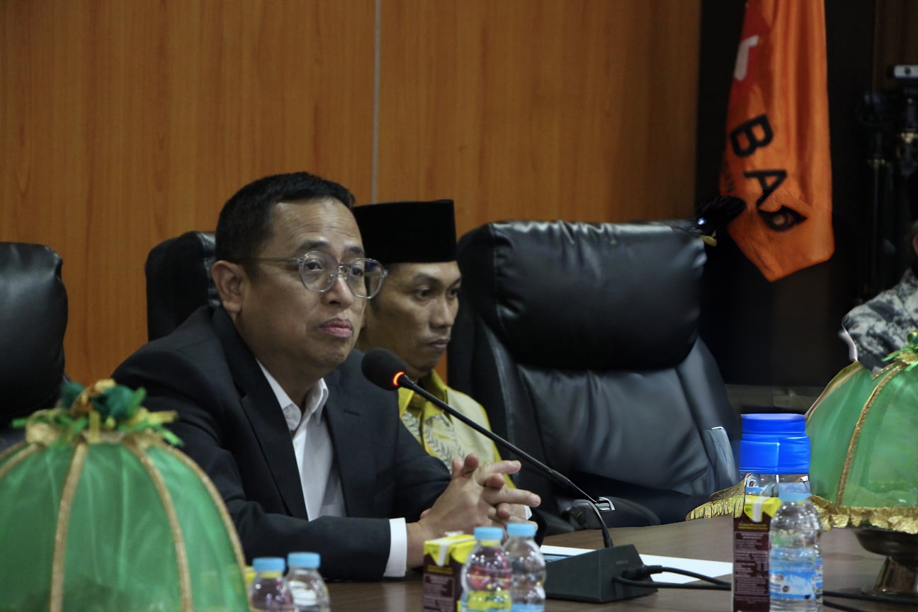 Anggota Bawaslu Puadi saat memimpin rapat di Kantor Bawaslu Provinsi Sulawesi Selatan, Rabu (18/6/2025). 