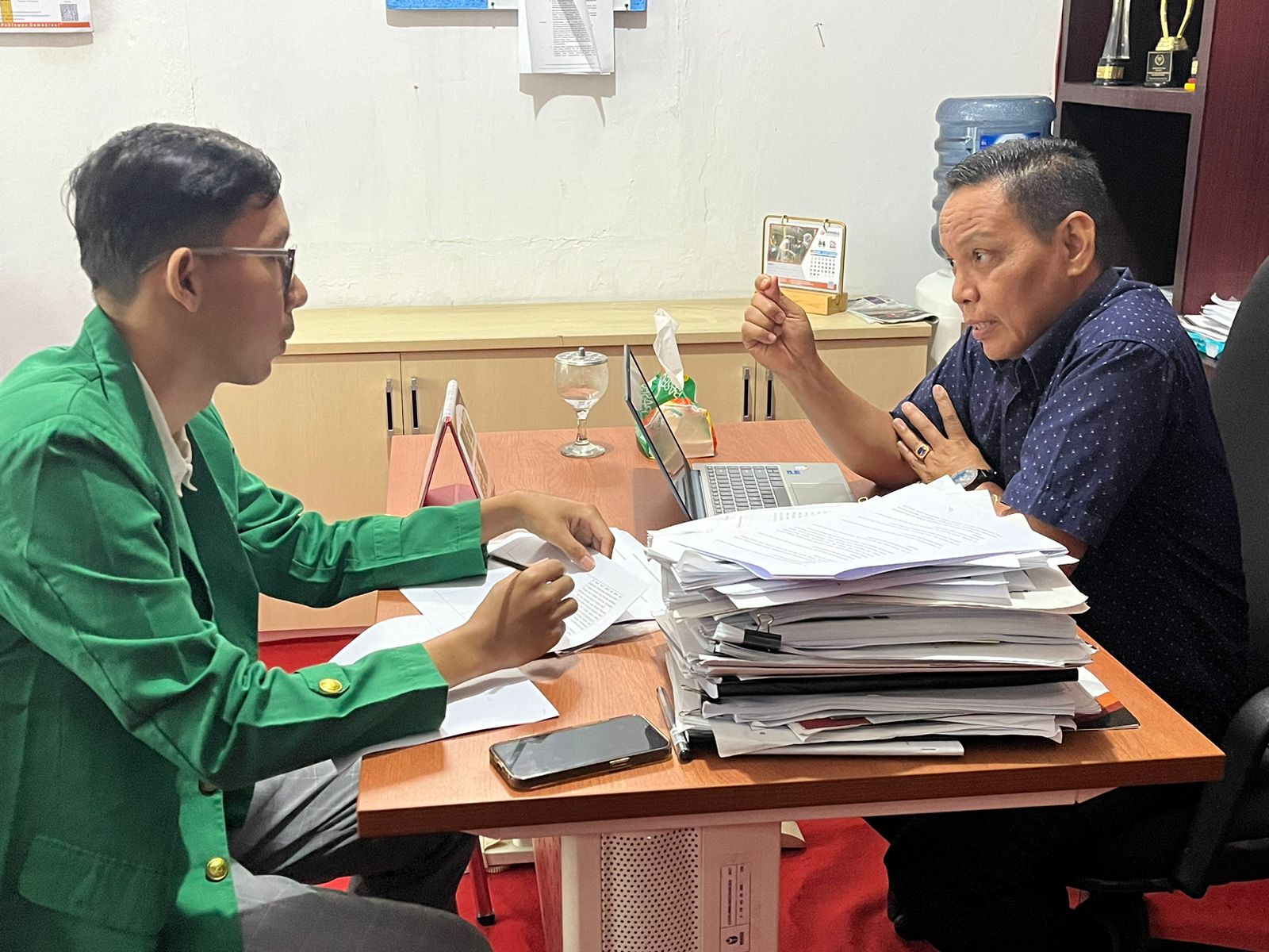 Ketua Bawaslu, Riswan sedang memberikan keterangan terhadap wawancara Mahasiswa dari UNAND Padang, 10/06/25