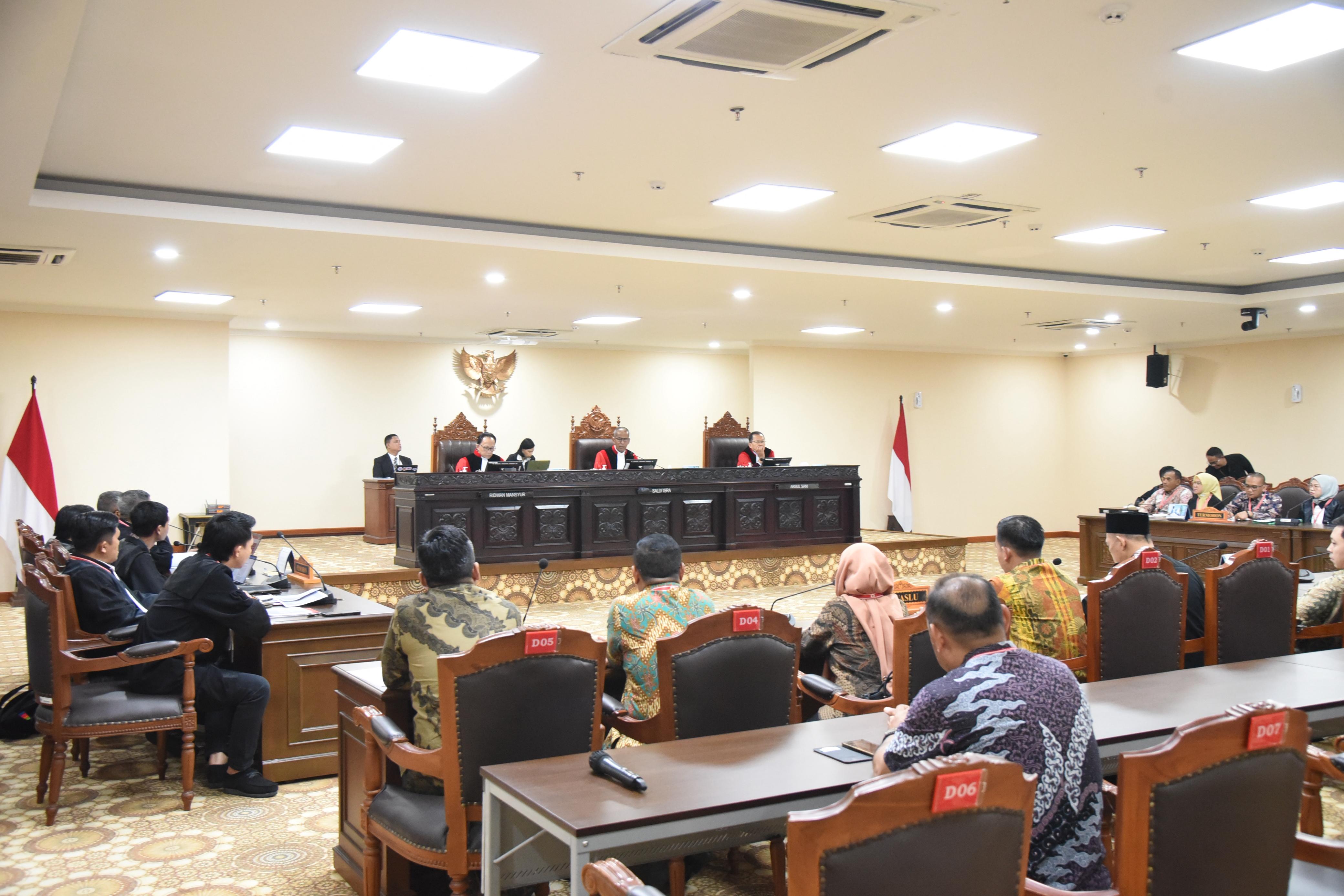 Suasana sidang pemeriksaan pendahuluan terhadap tiga perkara Perselisihan Hasil Pemilihan Umum Kepala Daerah (PHPU Kada) Tahun 2024 di Mahkamah Konstitusi (MK), Jakarta, Selasa (17/6/2025)