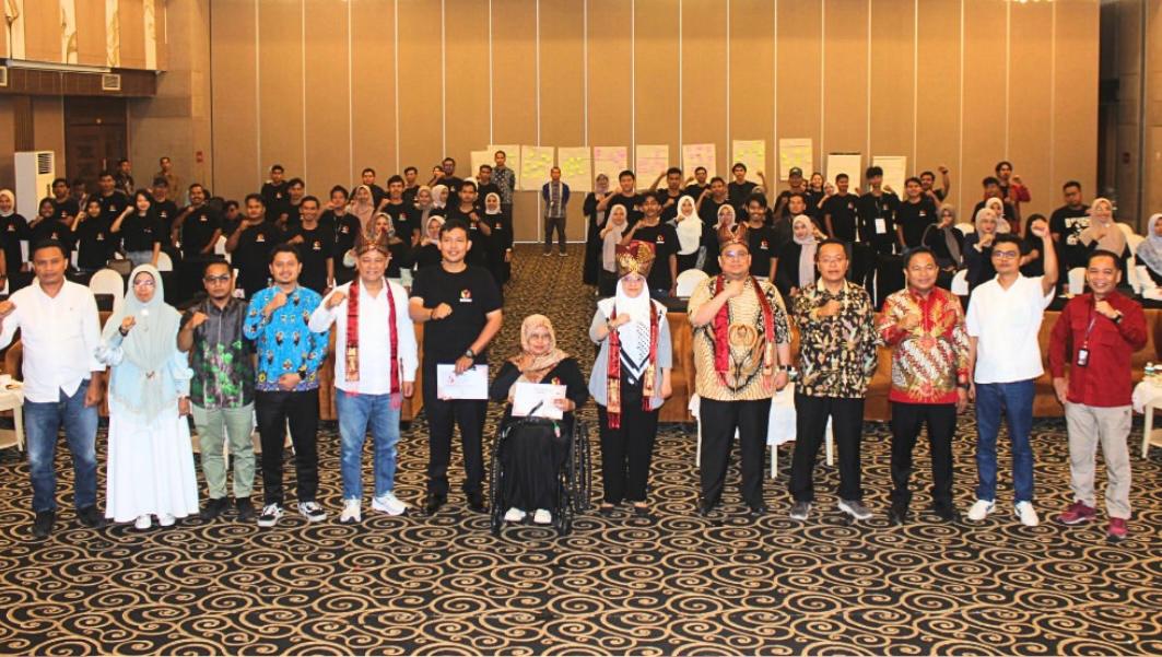 Foto bersama dalam kegiatan Pendidikan Pengawasan Partisipatif (P2P) yang diselenggarakan oleh Bawaslu RI pada tanggal 09-11 Juli 2025 di Hotel Pangeran Beach Padang. 