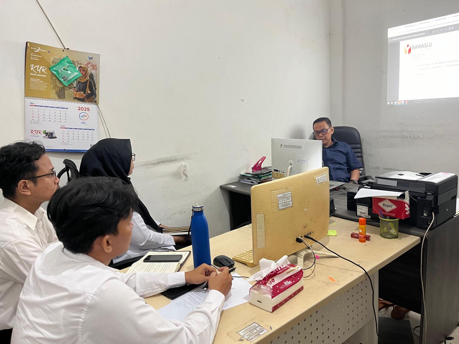 Ketua Bawaslu, Riswan sedang memberikan pembekalan kepada CPNS terkait tugas dan tanggung jawab Bawaslu Kota Pariaman, 10/06/25