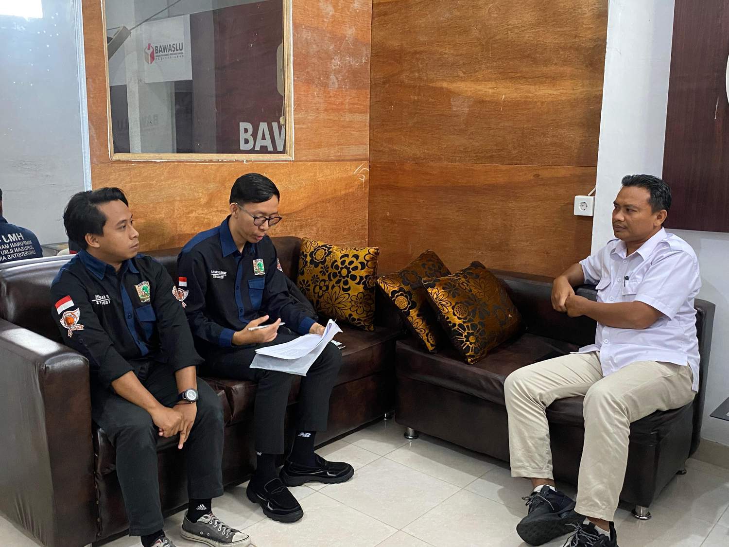 Pimpinan Bawaslu Pariaman terima kedatangan mahasiswa dari Unand Padang dan mahasiswa STIA BNM Pariaman terkait wawancara, 18/06/25
