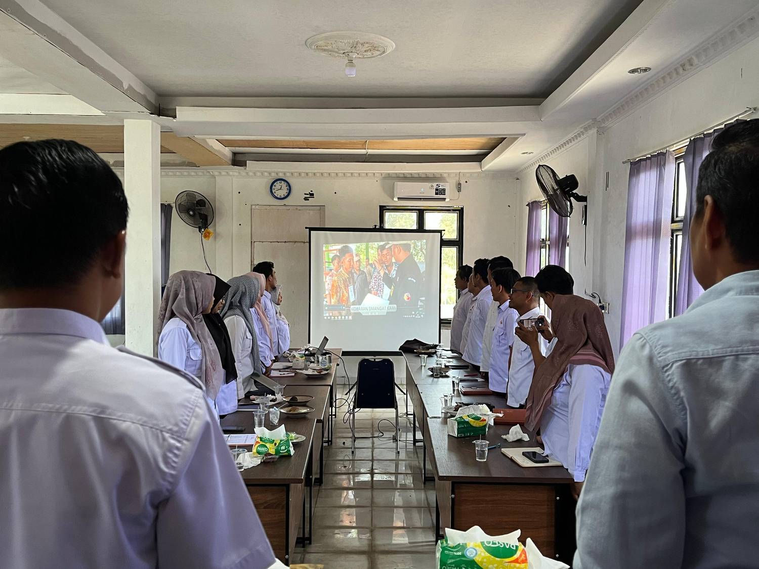 Bawaslu Pariaman melantunkan bersama lagu Kebangsaan Indonesia Raya dan Mars Bawaslu sesuai dengan Surat Edaran Nomor 30 tahun 2025, 09/07/25