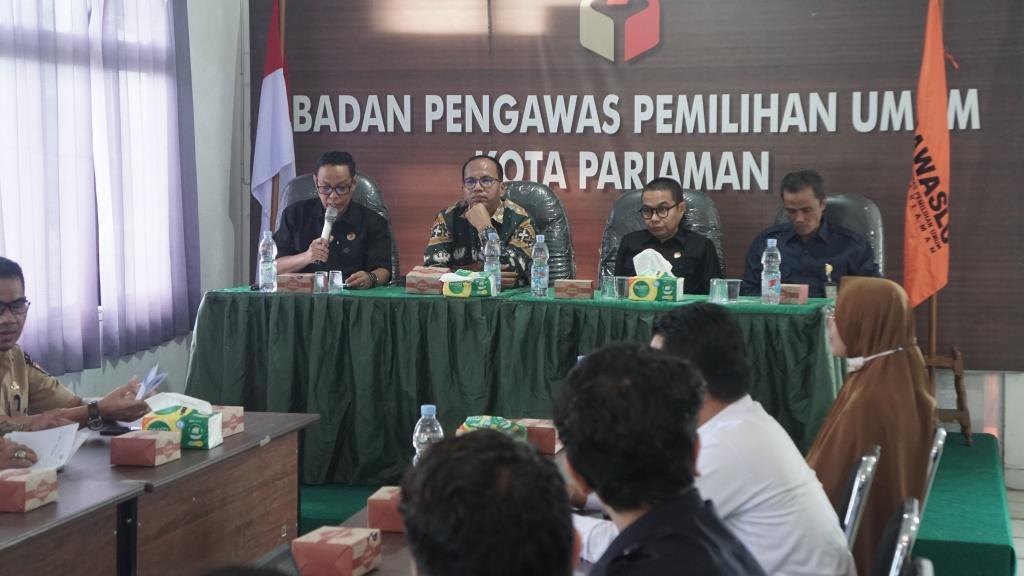Sambutan Riswan selaku KEtua Bawaslu Kota Pariaman dalam Kegiatan Rapat Kolaborasi Bawaslu Pariaman bersama KI Sumbar, selasa (29/07/25)